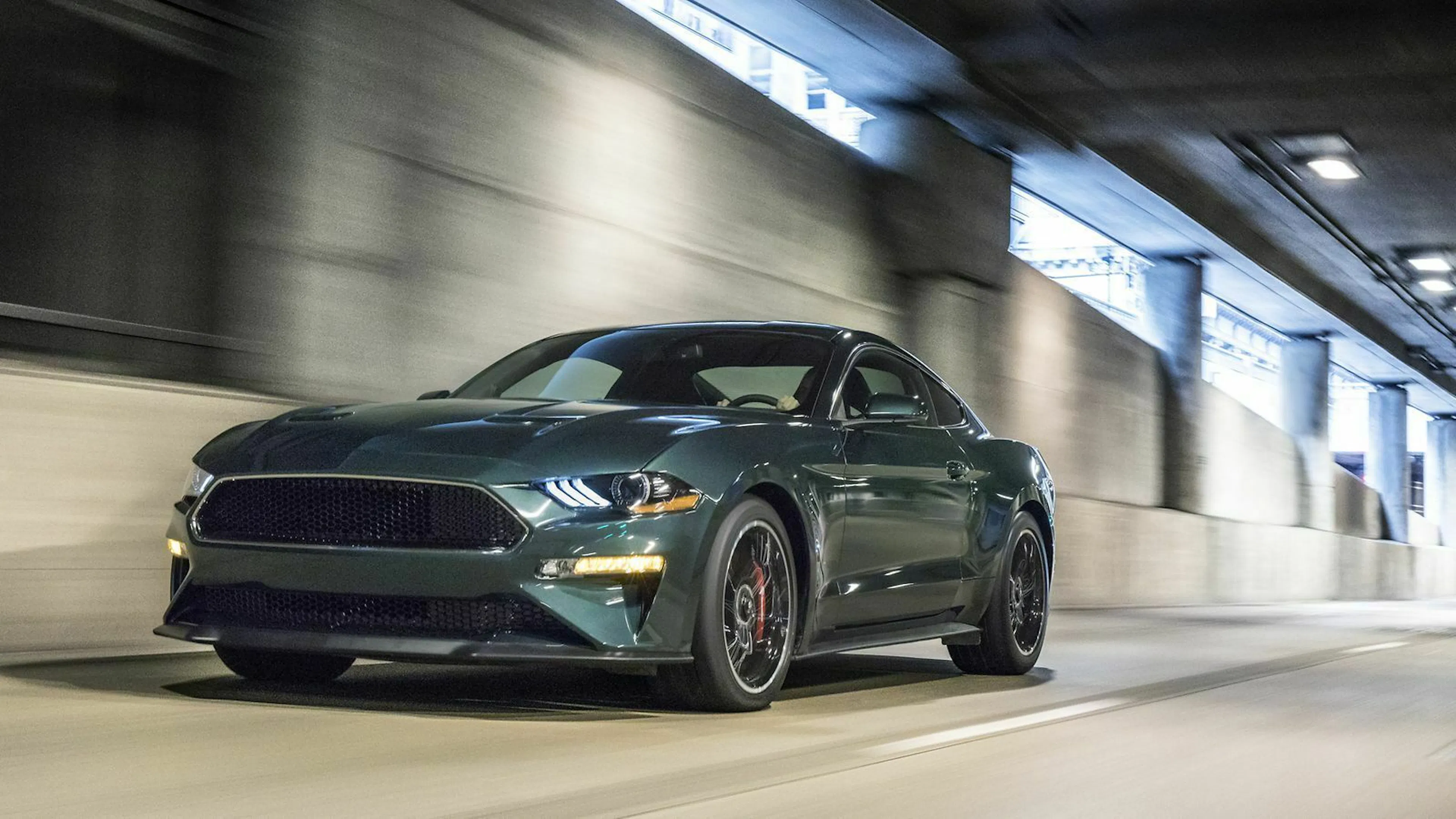 Zu sehen ist der Ford Mustang Bullitt von 2019, fahrend