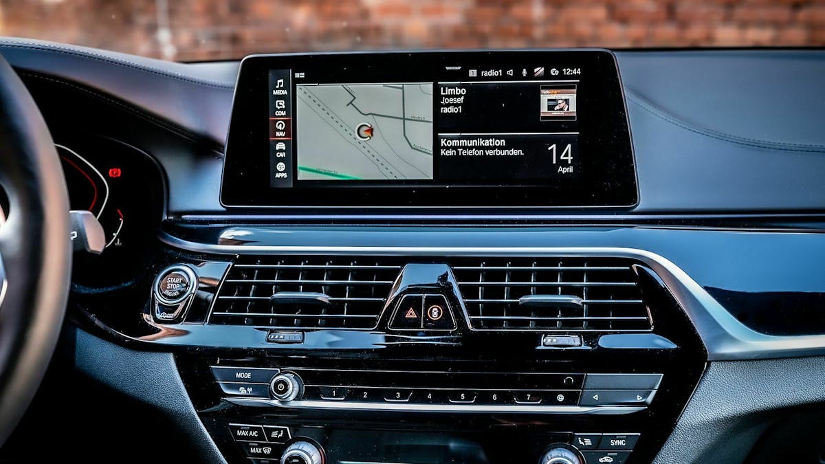 Zu sehen ist der Infotainment-Bildschirm des BMW M550d xDrive Touring