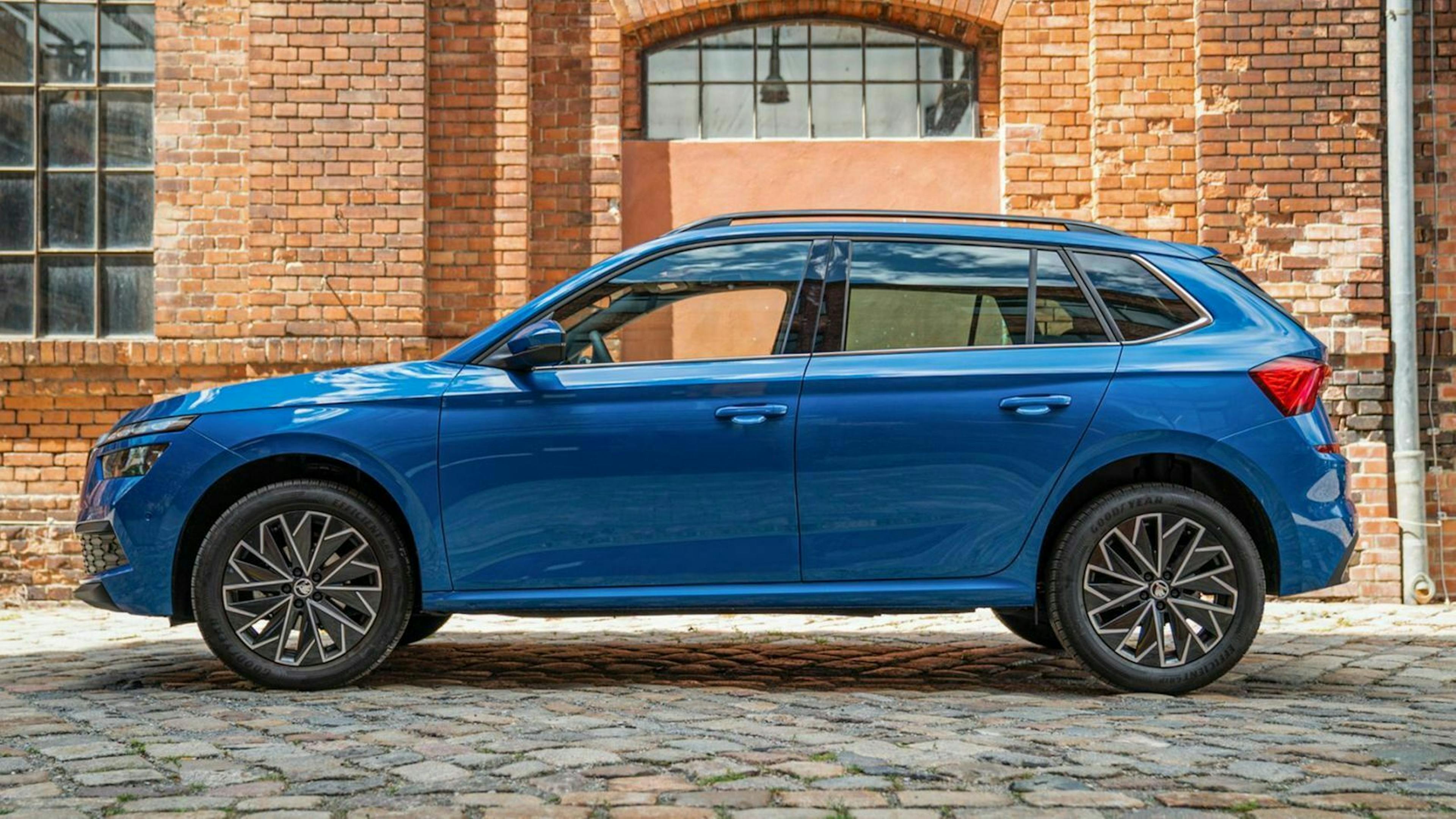 Zu sehen ist der Škoda Kamiq in seitlicher Position