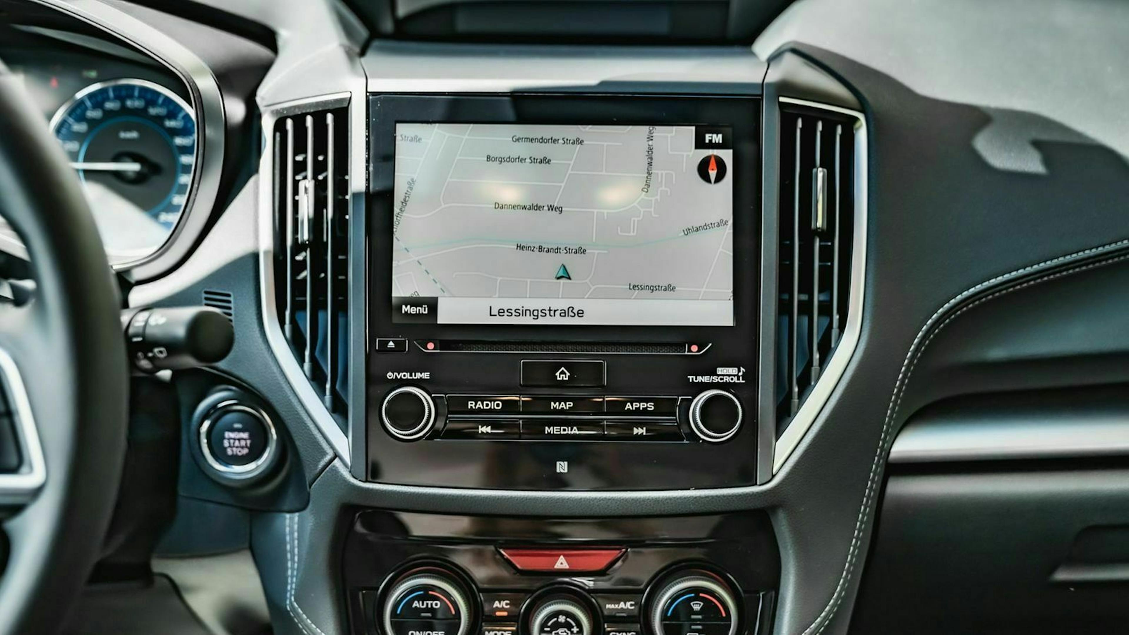 Zu sehen ist das Infotainment-Display des Subaru Impreza E-Boxer Hybrid
