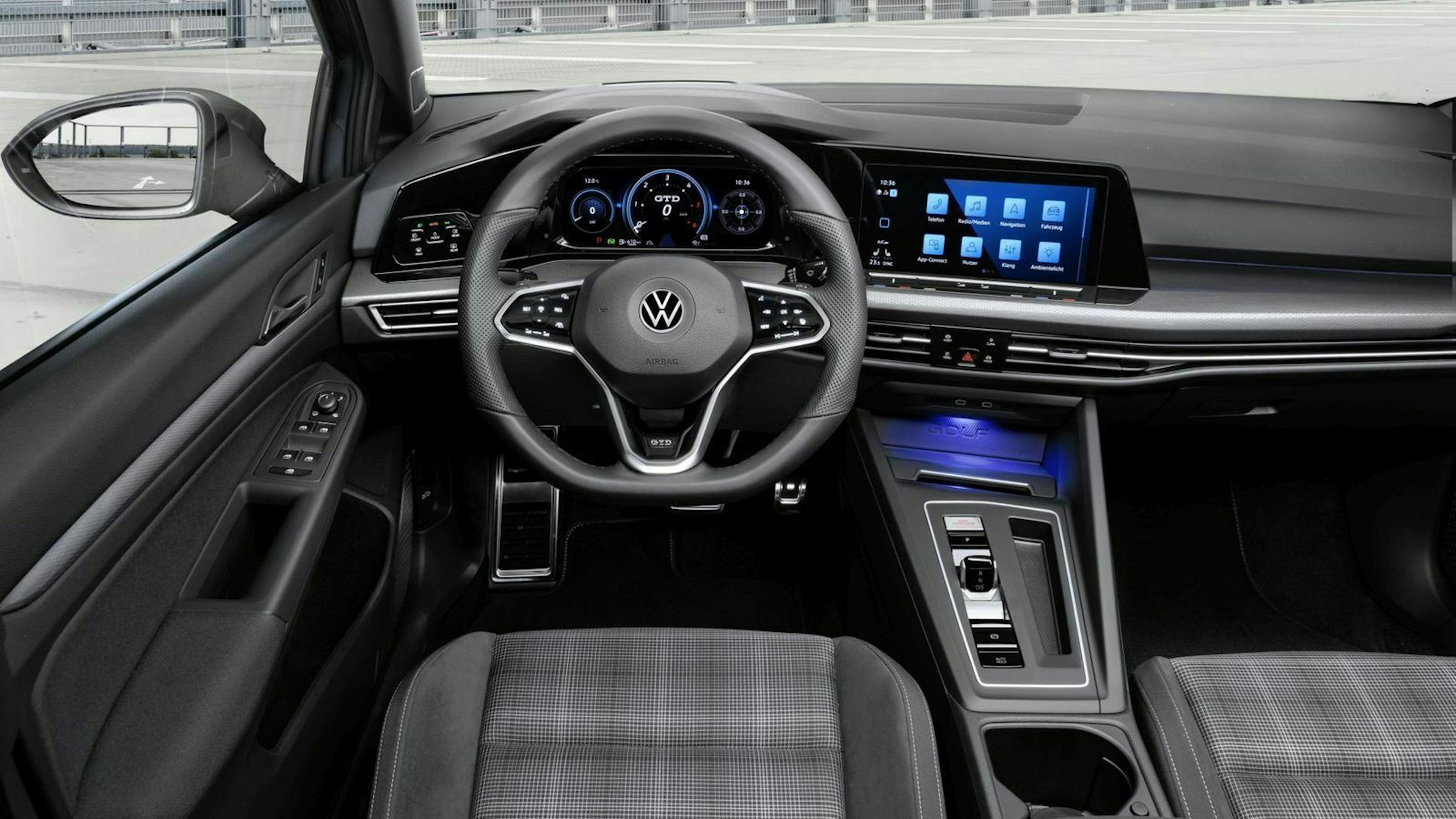 Zu sehen ist das Cockpit des VW Golf GTD 