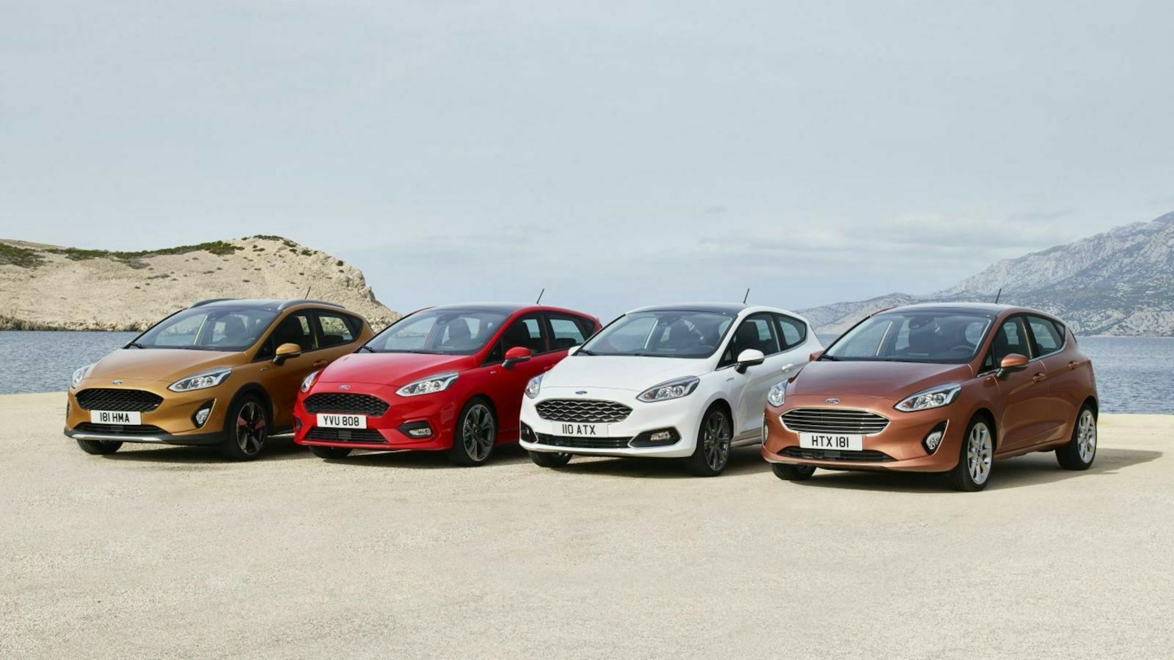 Ford Fiesta 2017 verschiedene Farben aufgereiht