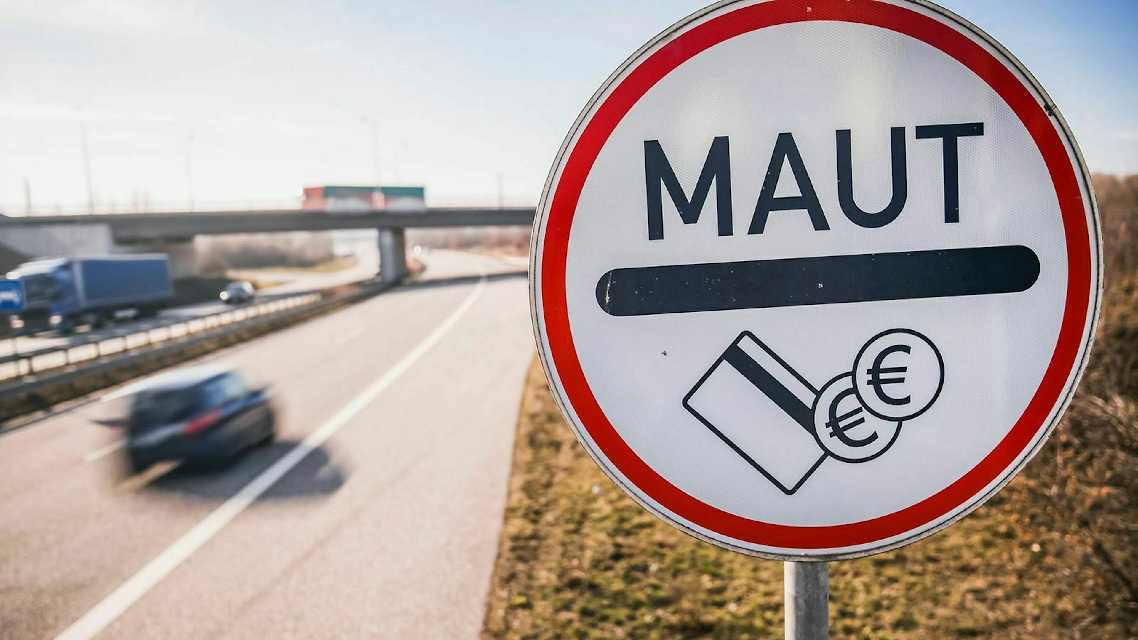 Ein Hinweisschild für die Maut steht an einer Autobahn.