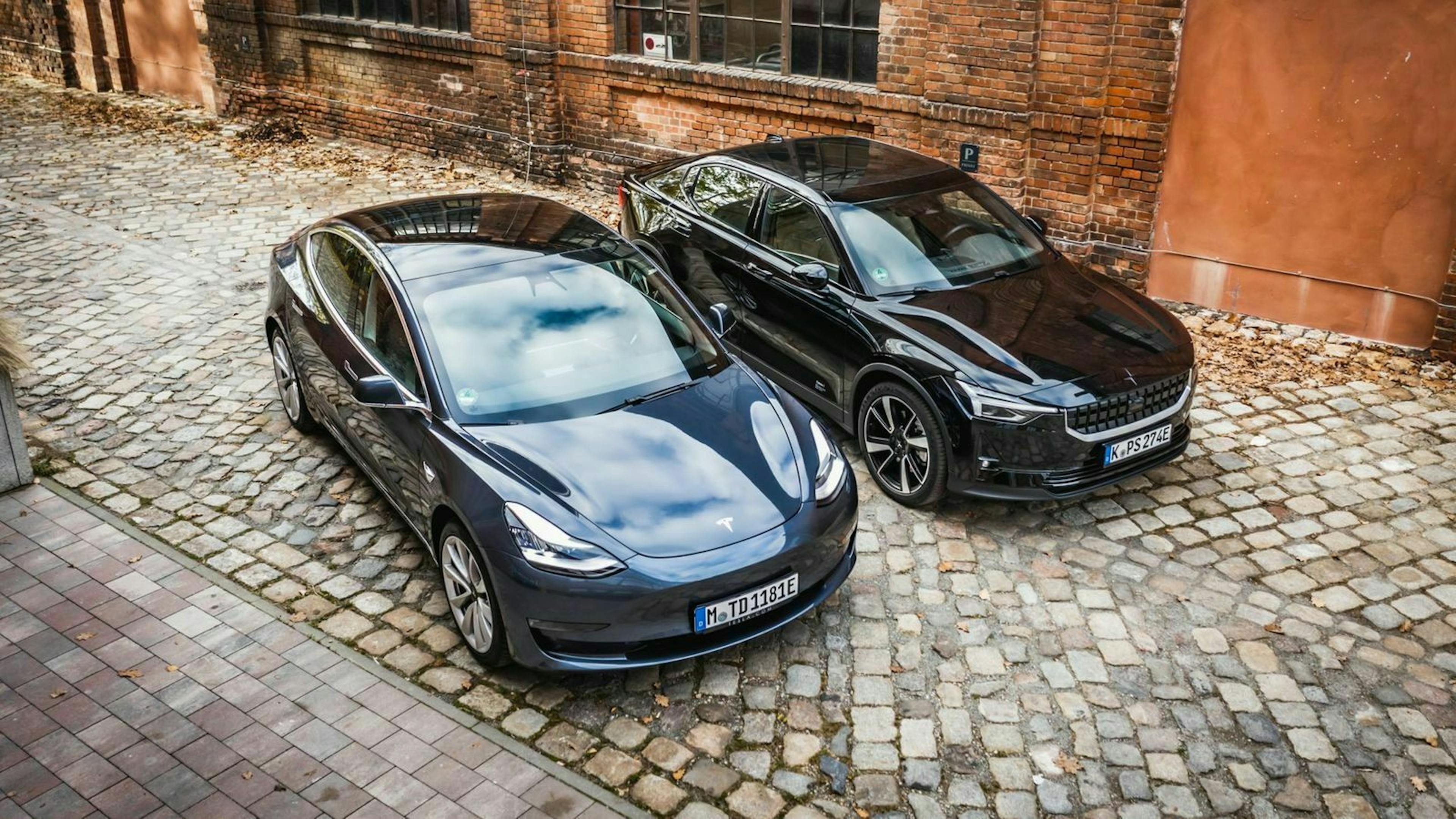 Das Tesla Model 3 und der Polestar 2 aus Vogelperspektive