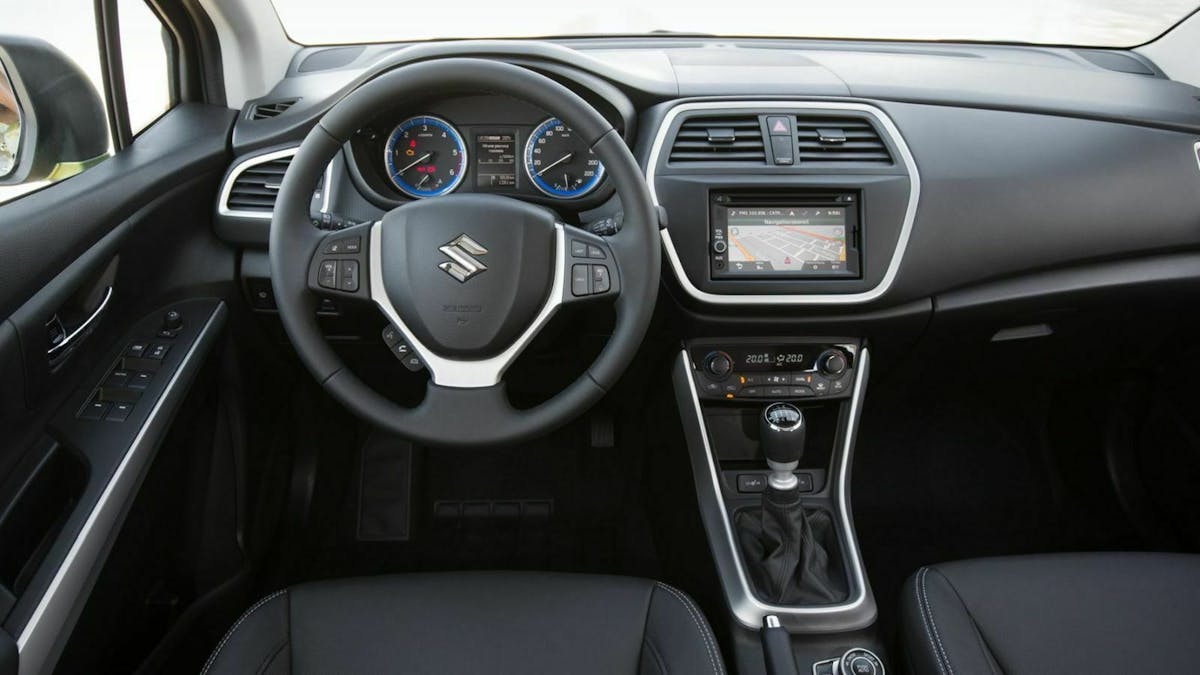 Zu sehen ist das Cockpit des Suzuki SX4 Cross