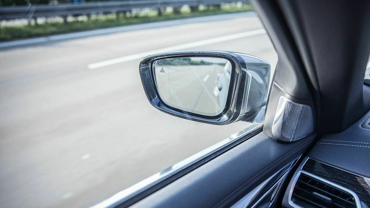 Totwinkelwarner zeigen bei vielen Autos im Spiegel an, ob sich rückwärtiger Verkehr nähert