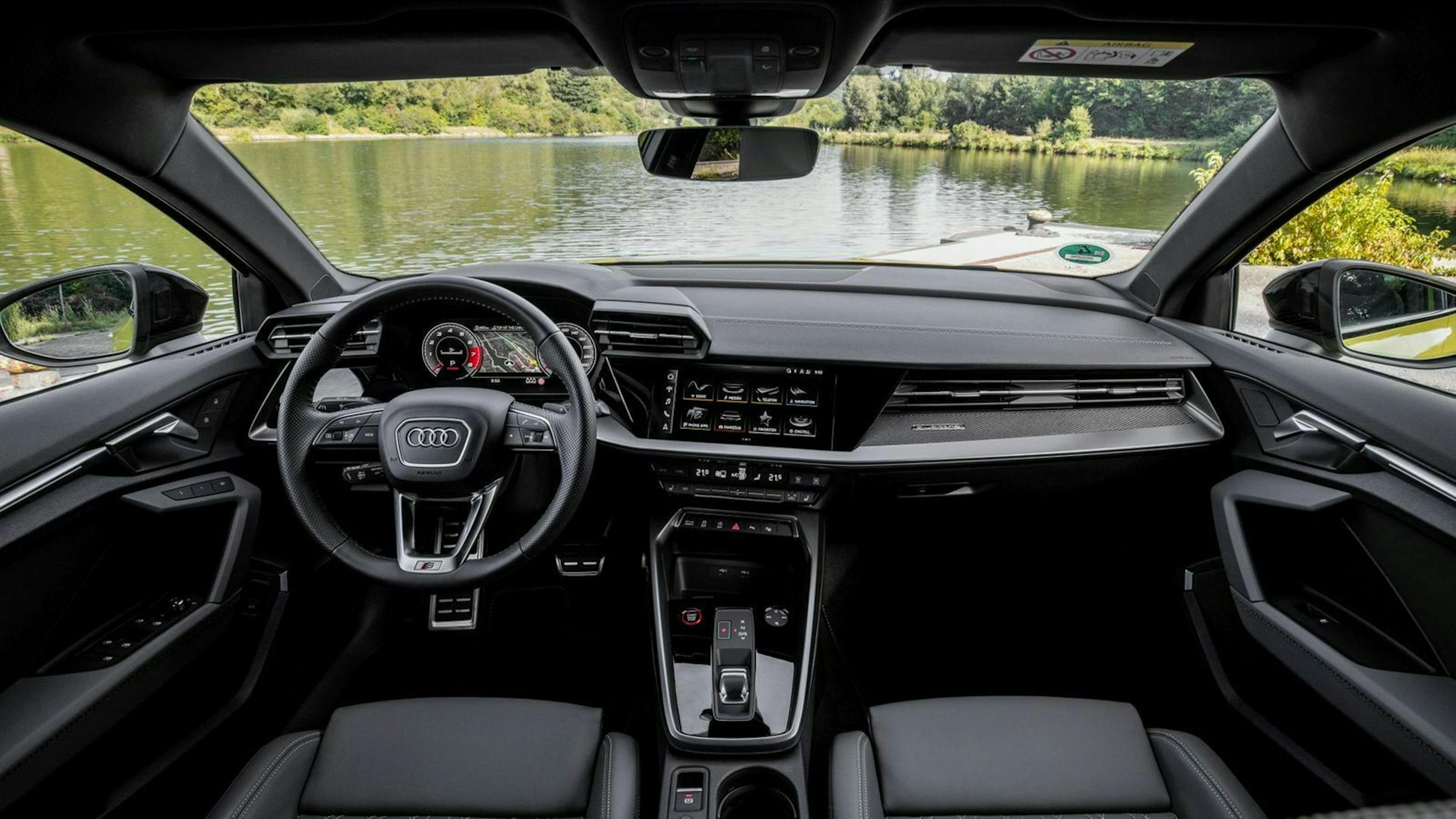 Zu sehen ist das Cockpit des Audi S3 2020