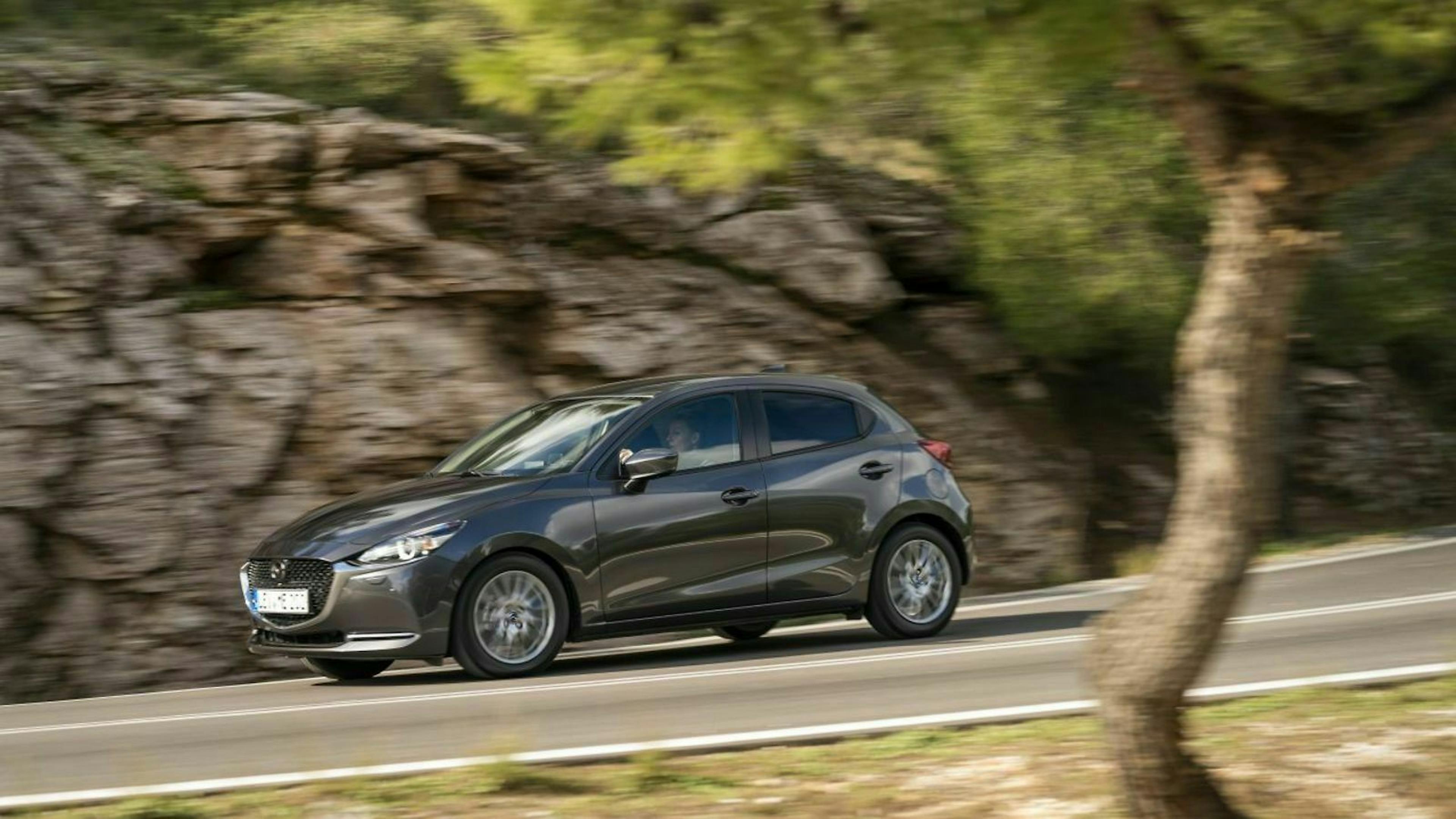 Mazda 2 Seitenansicht auf Landstraße 