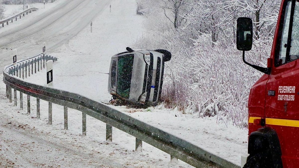 Zu sehen ist ein Unfallauto im Schnee