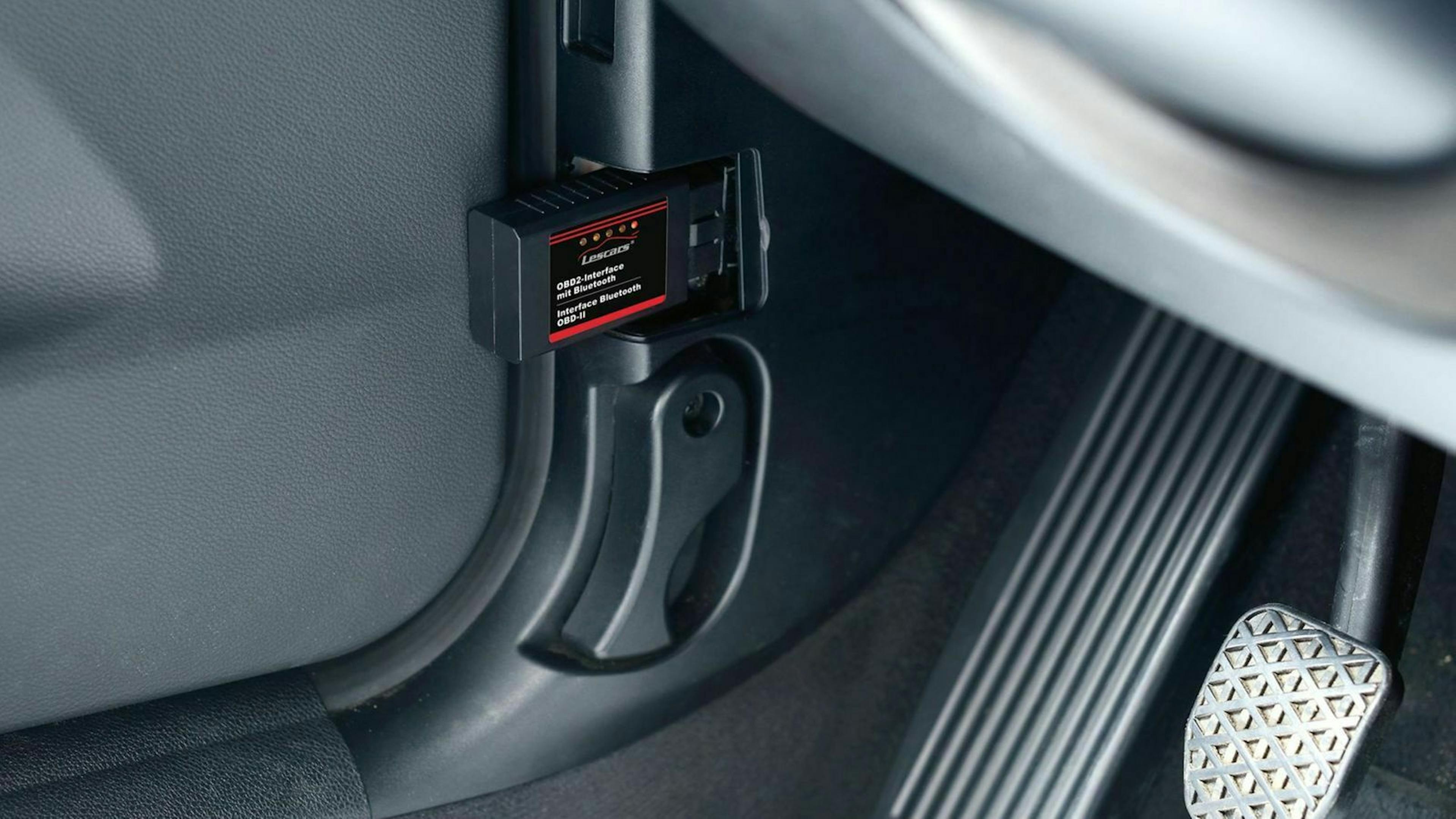 OBD2- Stecker unter dem Armaturenbrett