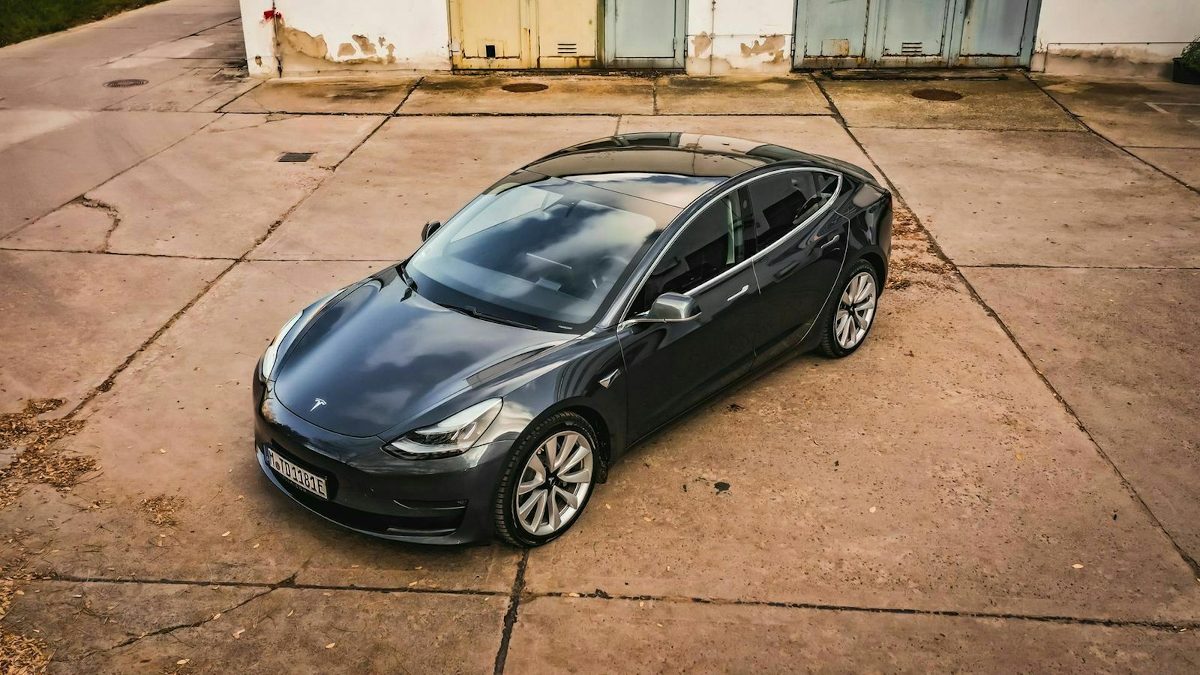 Das Tesla Model 3 in Frontansicht aus der Vogelperspektive