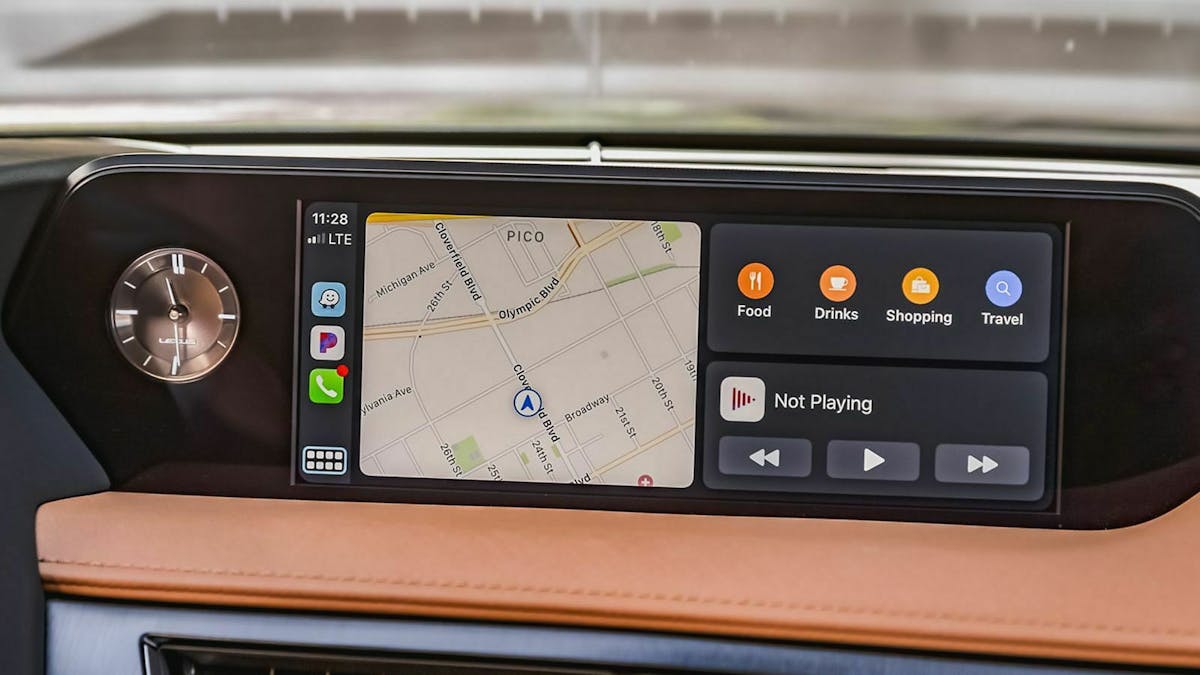 Zu sehen ist ein Infotainmentbildschirm, der mit Apple Car Play IOS 13 verbunden ist