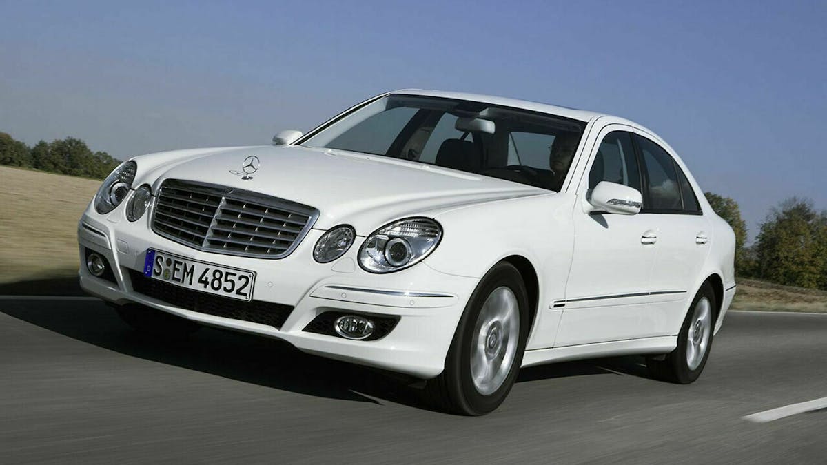 Die Limousine der Baureihe W211 brachte Mercedes 2002 auf den Markt. Ein Jahr später kam das T-Modell - die Kombivariante hinzu