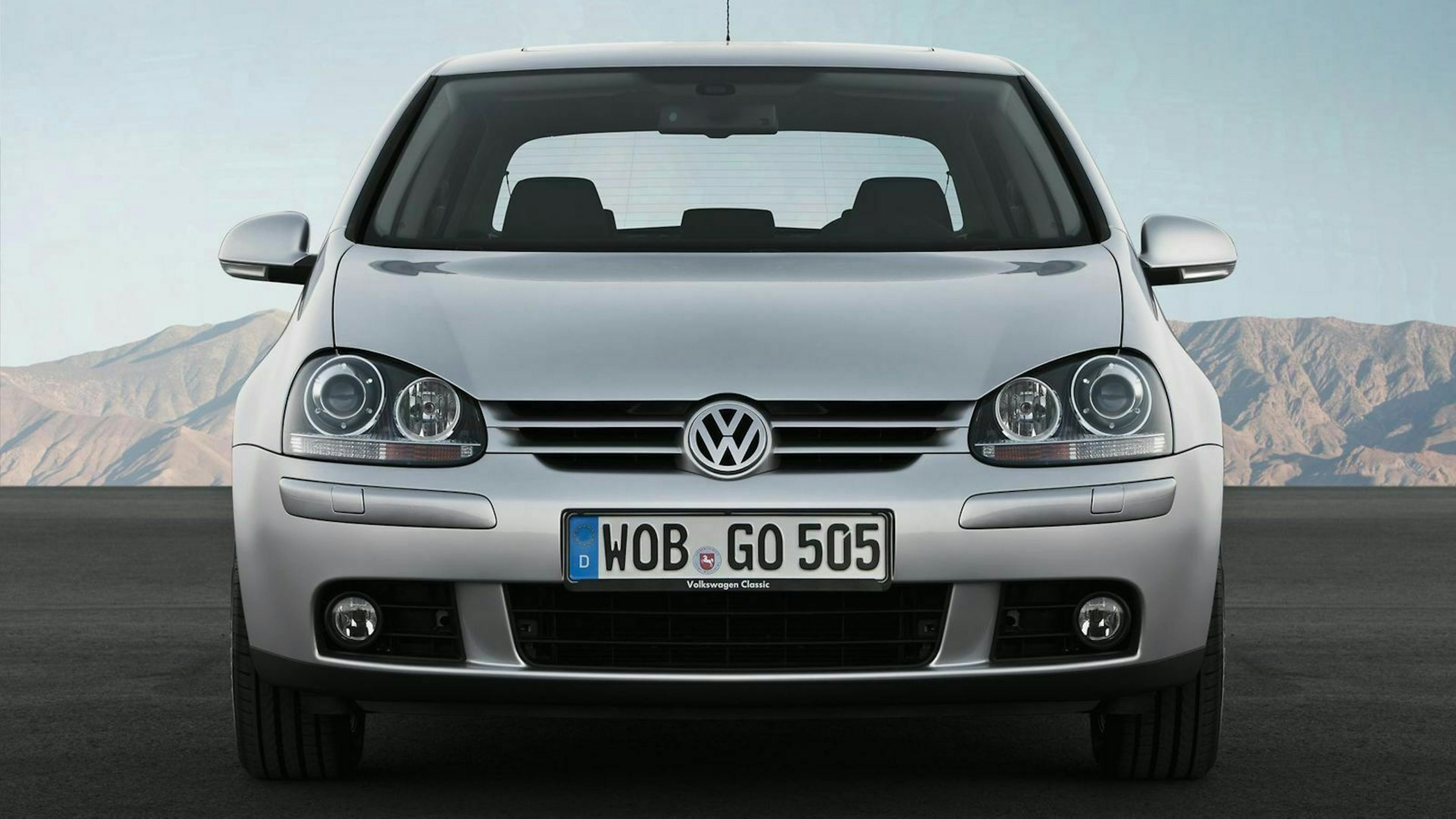 VW Golf 5 in der Frontansicht, stehend