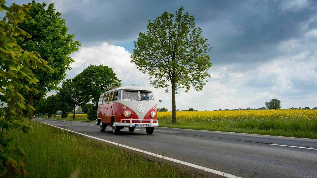 Der VW Bus T1 in Frontansicht auf einer Straße fahrend