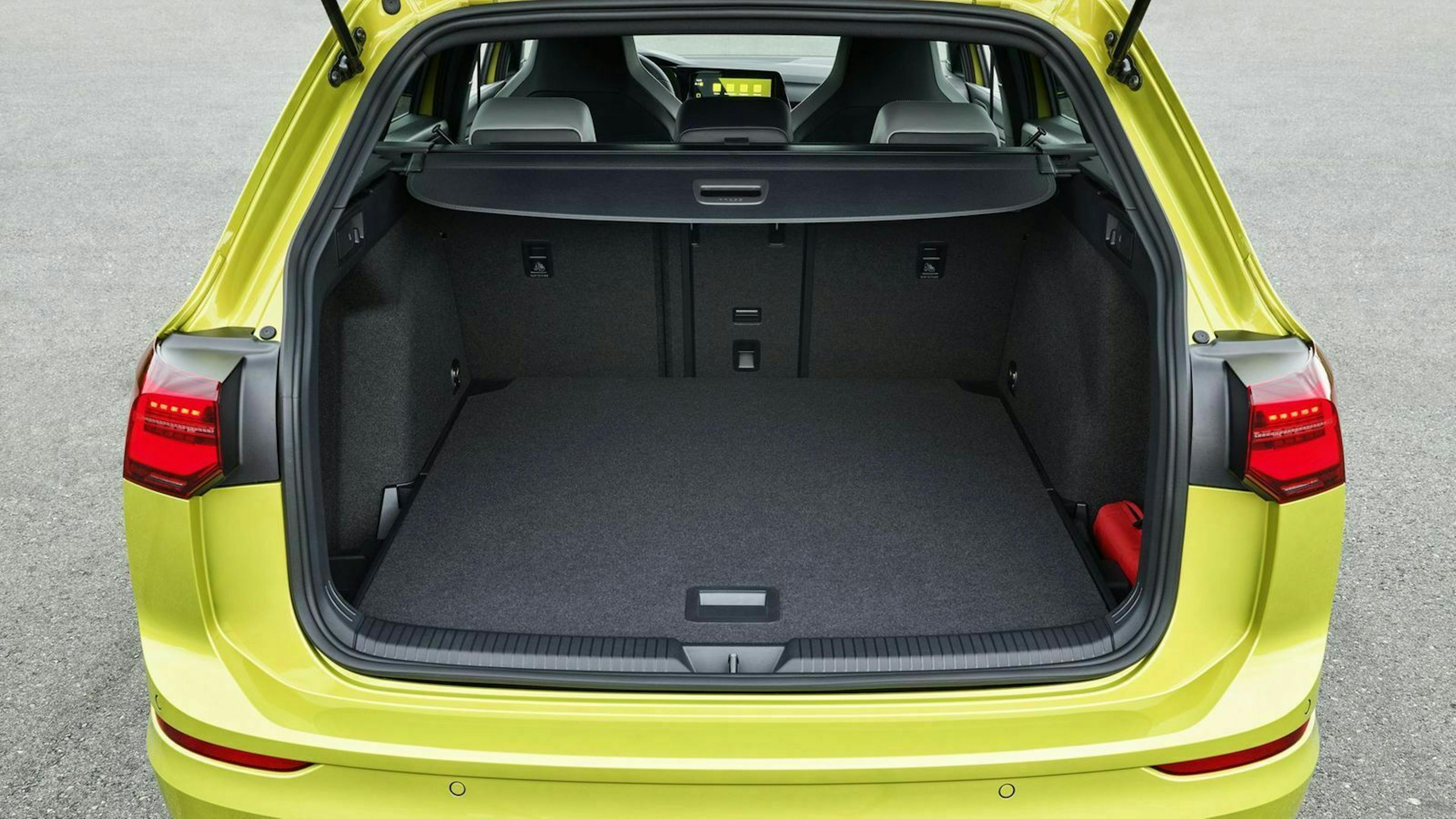 Zu sehen ist der Kofferraum des VW Golf 8 Variant 