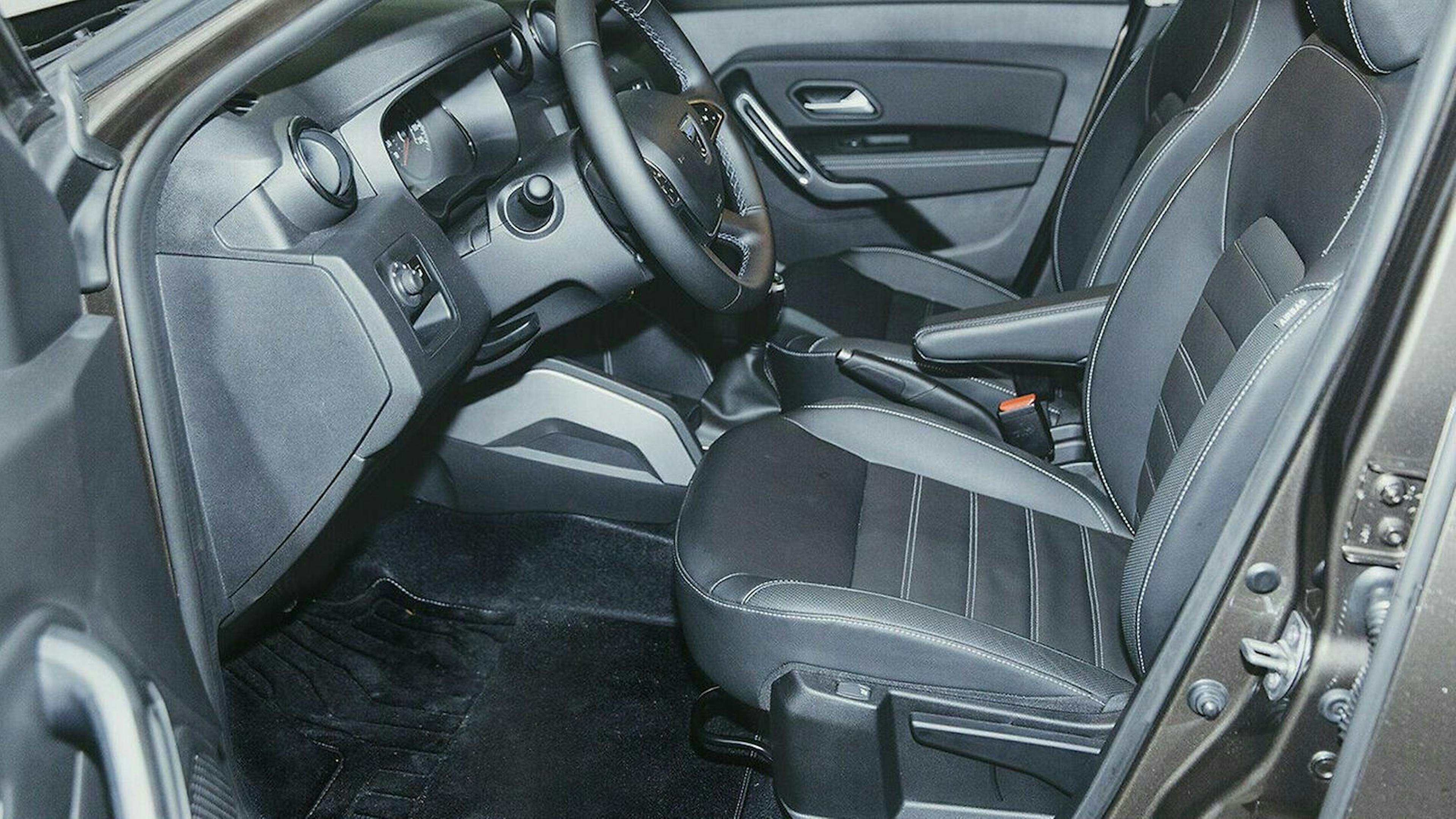 Blick auf den Innenraum des Duster II bei geöffneter Fahrertür