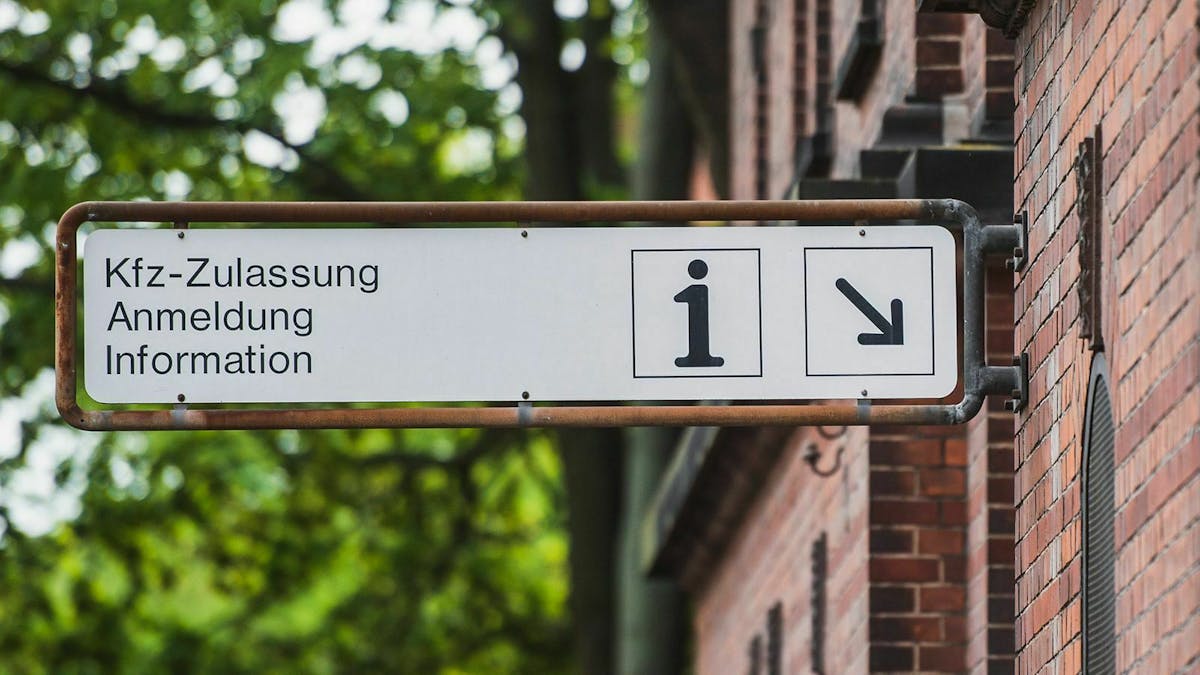 Dein Auto kannst Du bei der KFZ-Zulassungsstelle deiner Stadt abmelden.
