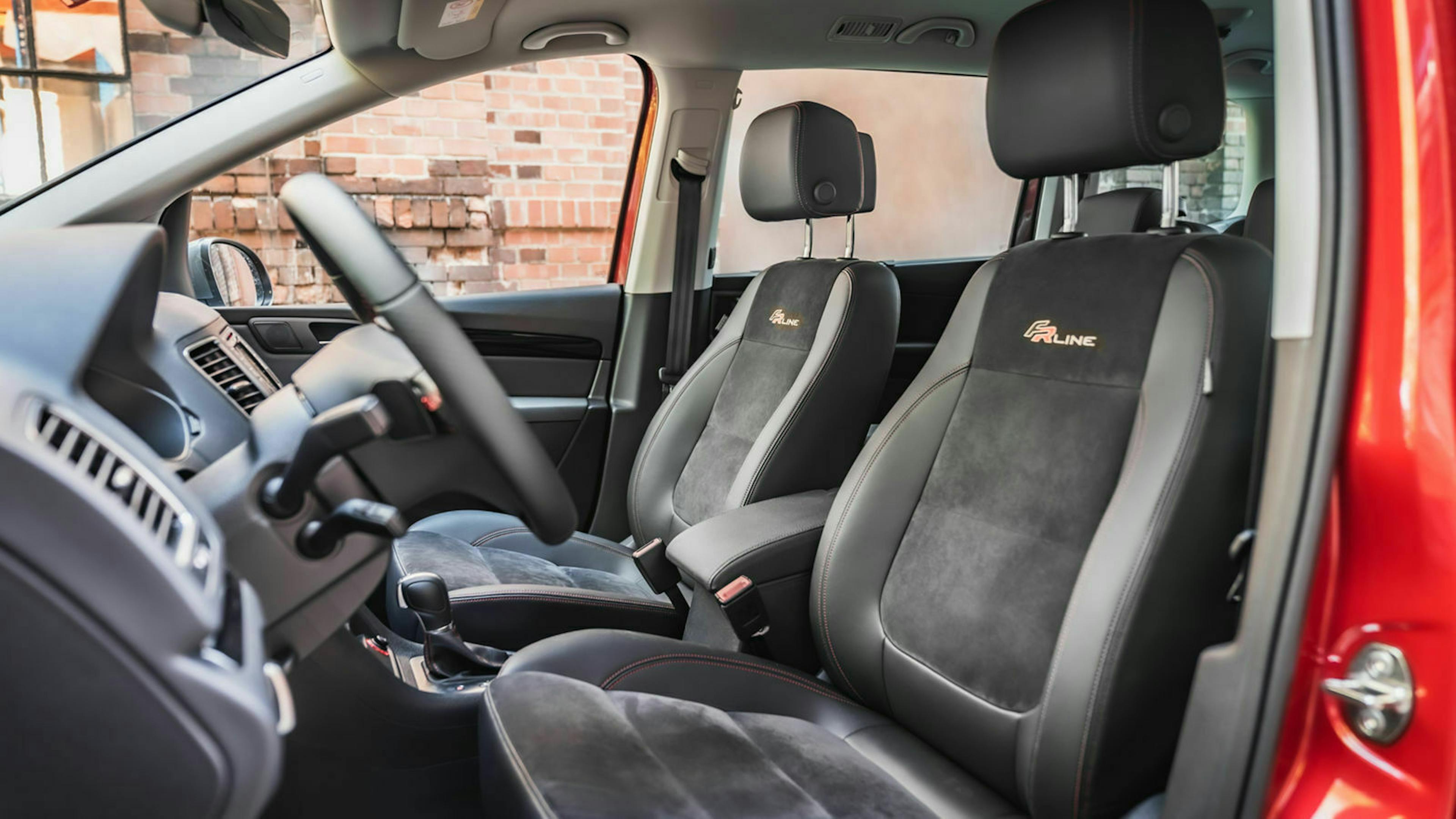 Zu sehen sind die Vordersitze des Seat Alhambra