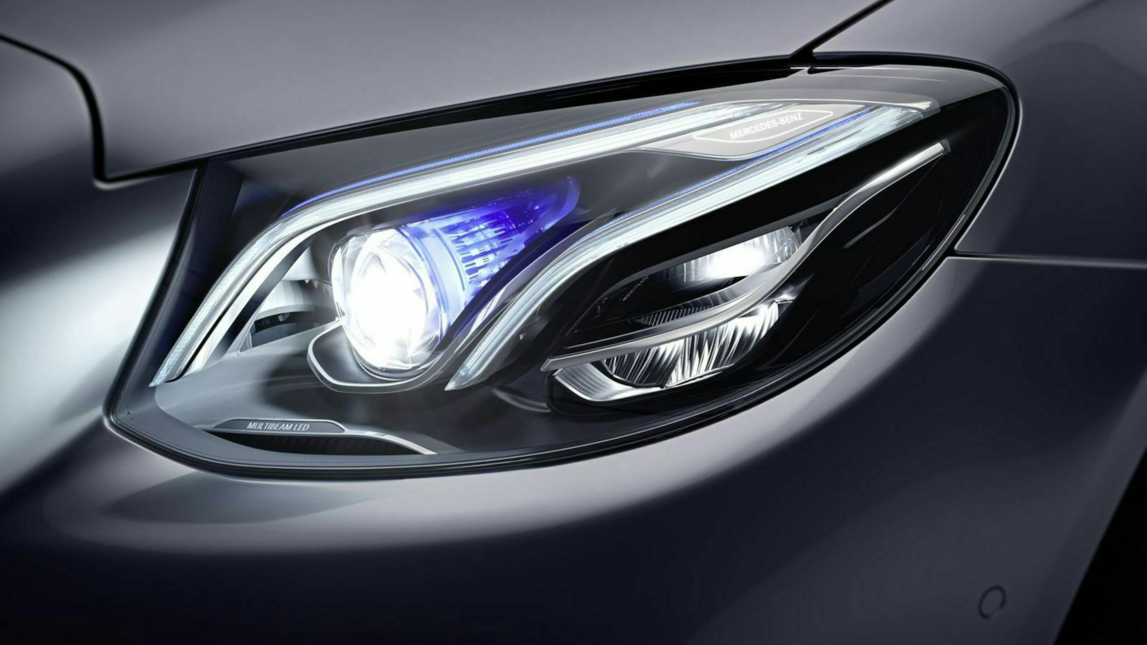 Zu sehen ist ein LED-Scheinwerfer von Mercedes