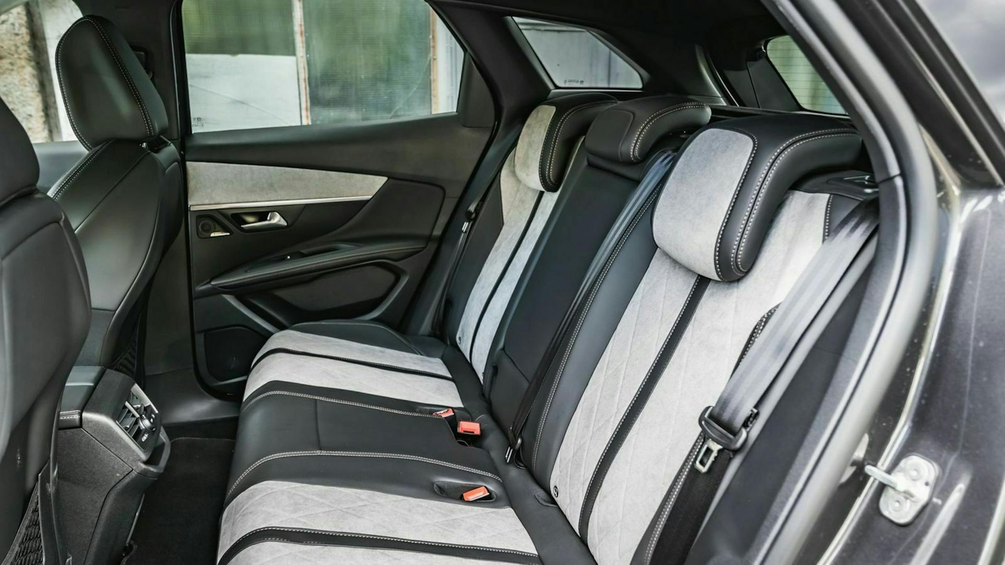 Peugeot 3008 Hybrid4 (2020) Rückbank