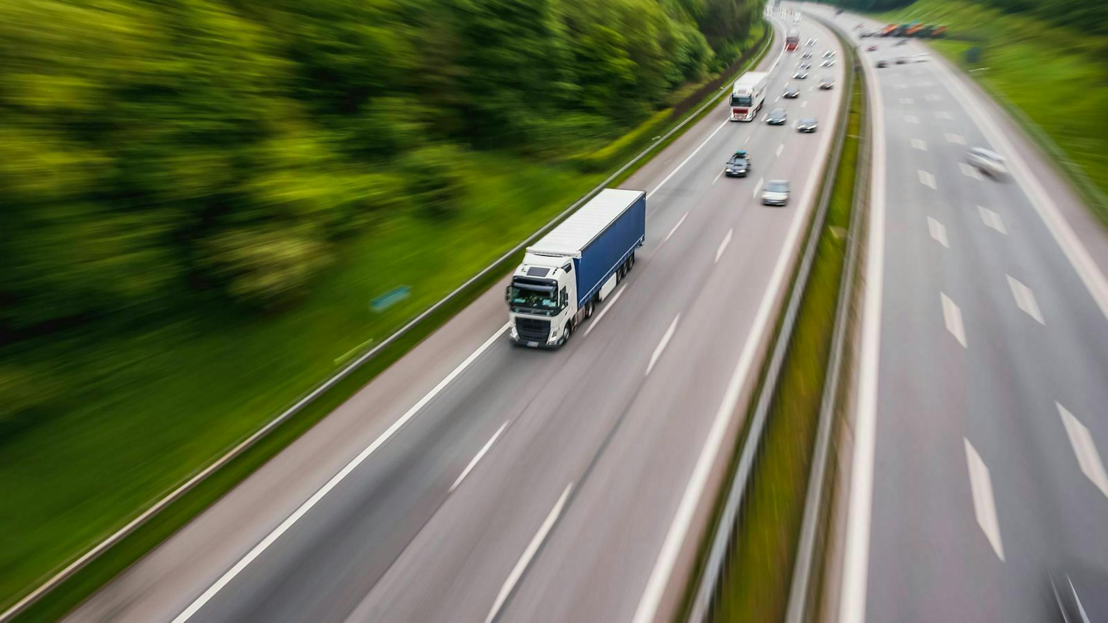 Für etwa die Hälfte aller deutschen Autobahnen ist kein Tempolimit vorgeschrieben.