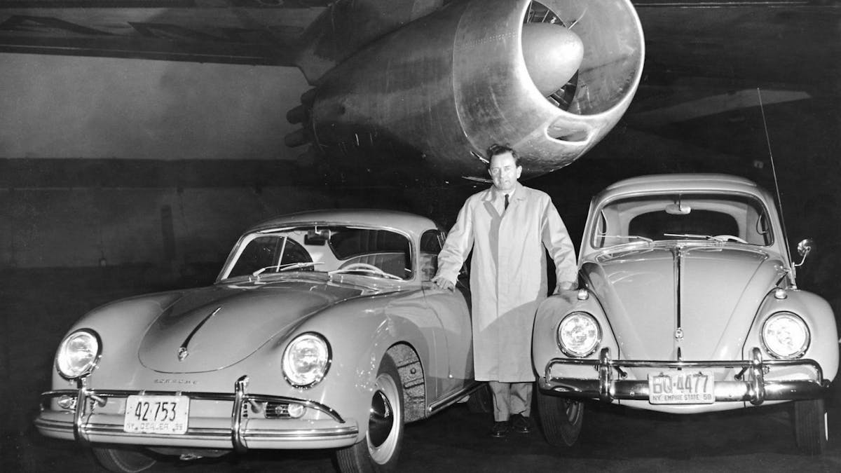 Zwei Porsche 550 Spyder in Fronansicht schwarz- weiß