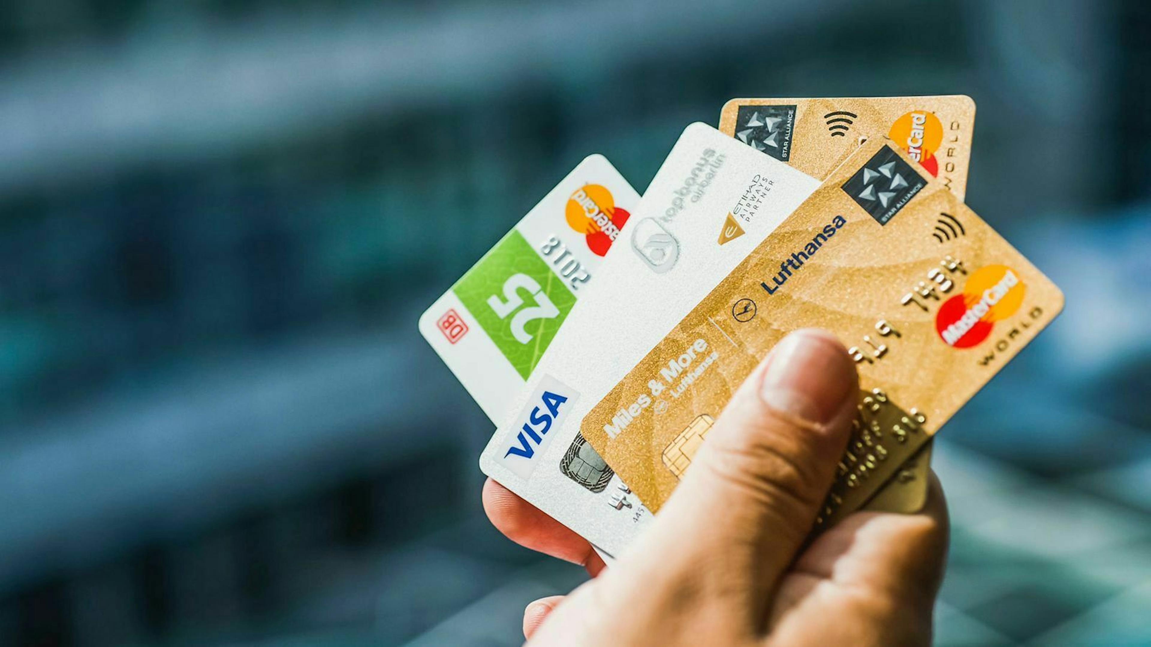 Viele Anbieter bieten Kreditkarten mit Tankrabatt und anderen zusätzlichen Leistungen an.