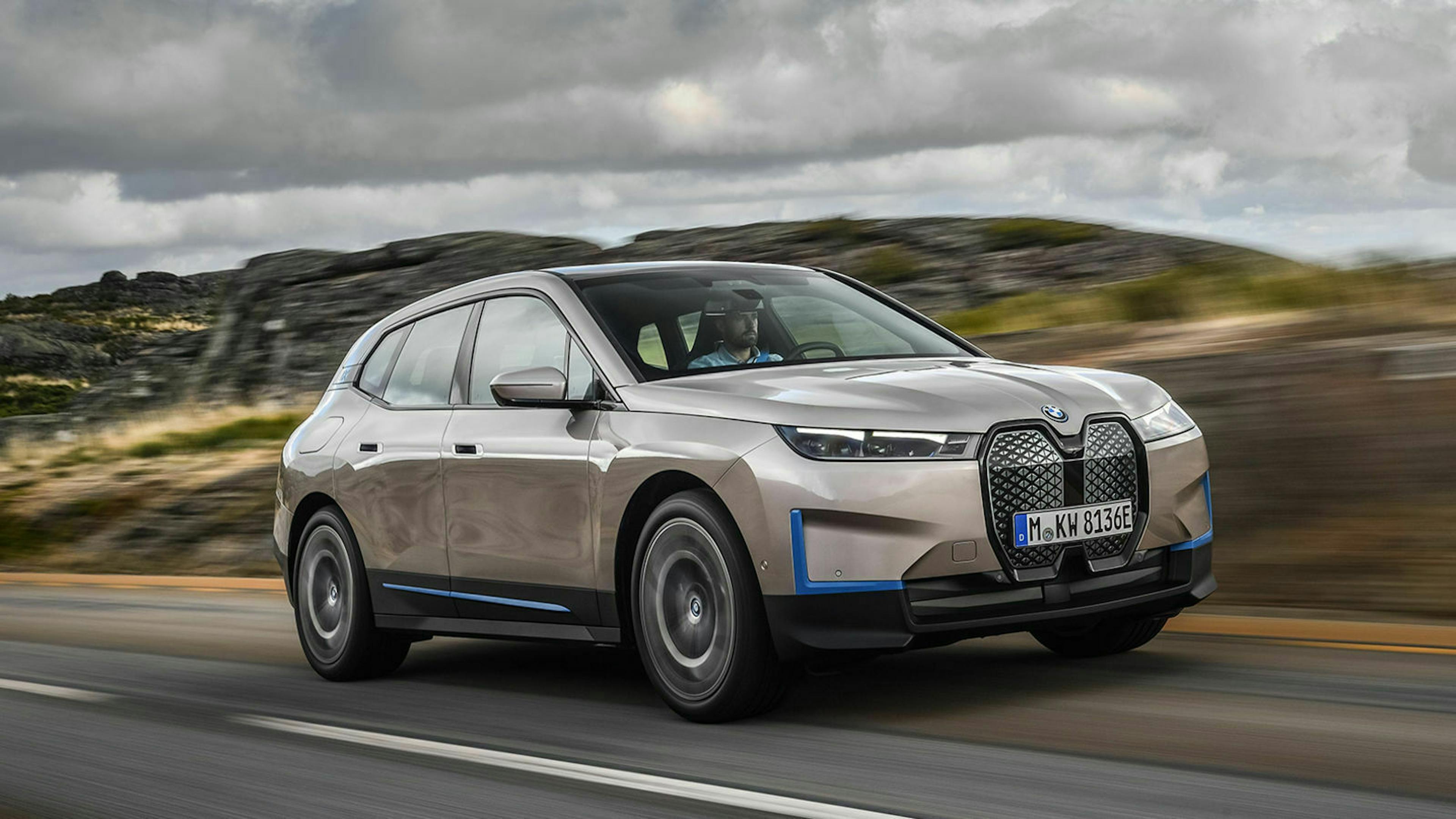 BMW iX Dreiviertel-Frontansicht dynamisch