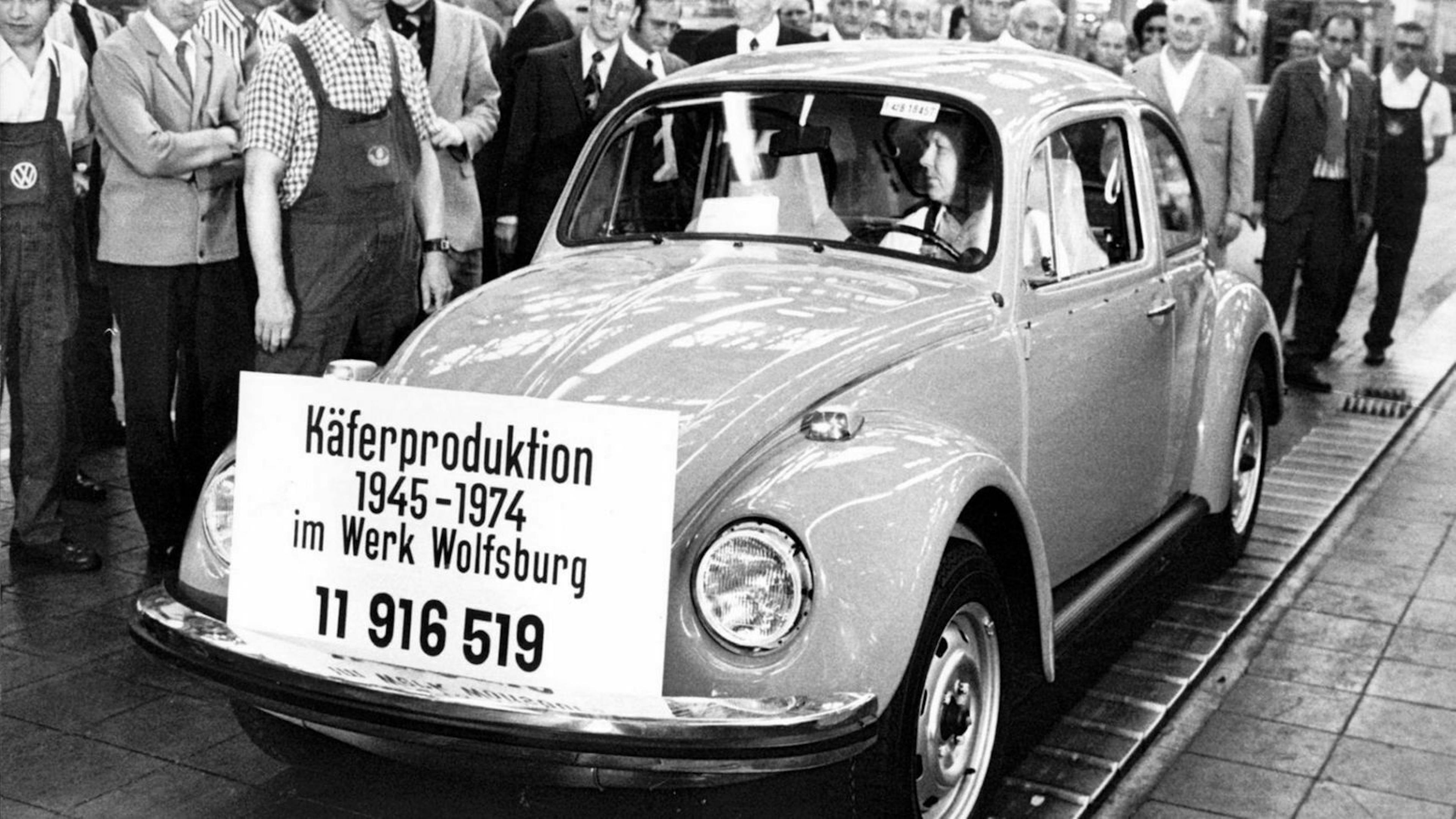 Der VW Käfer in Frontansicht mit Plakat
