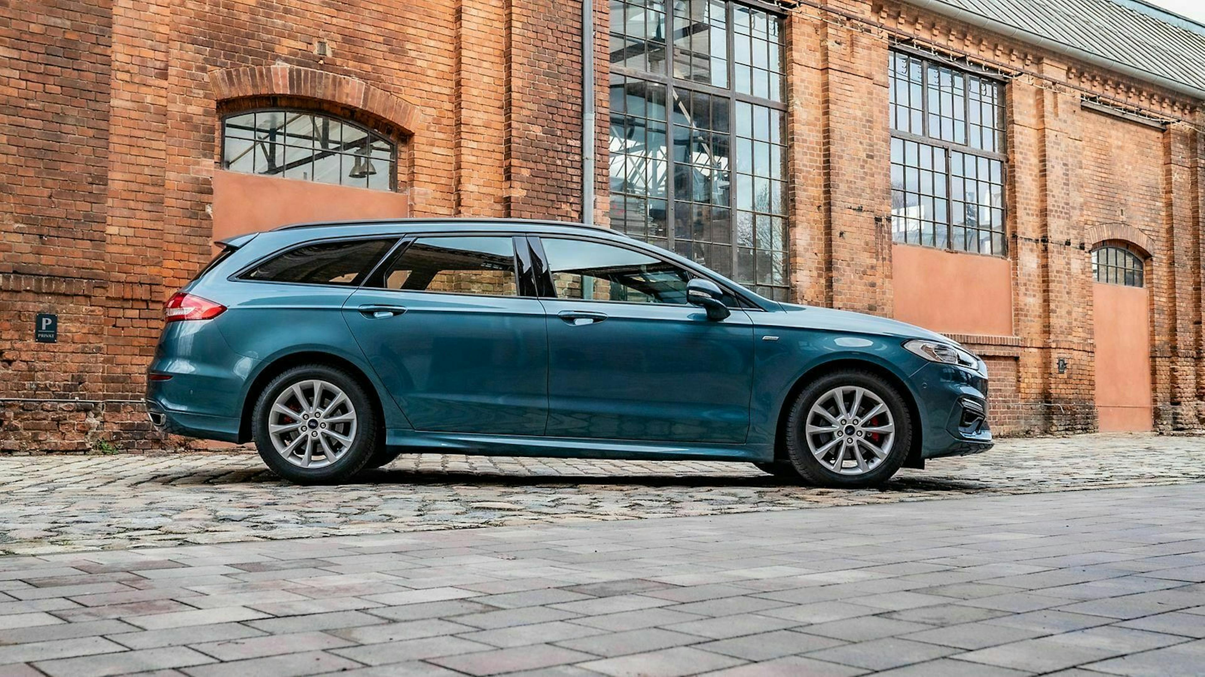 Zu sehen ist der Ford Mondeo in seitlicher Position