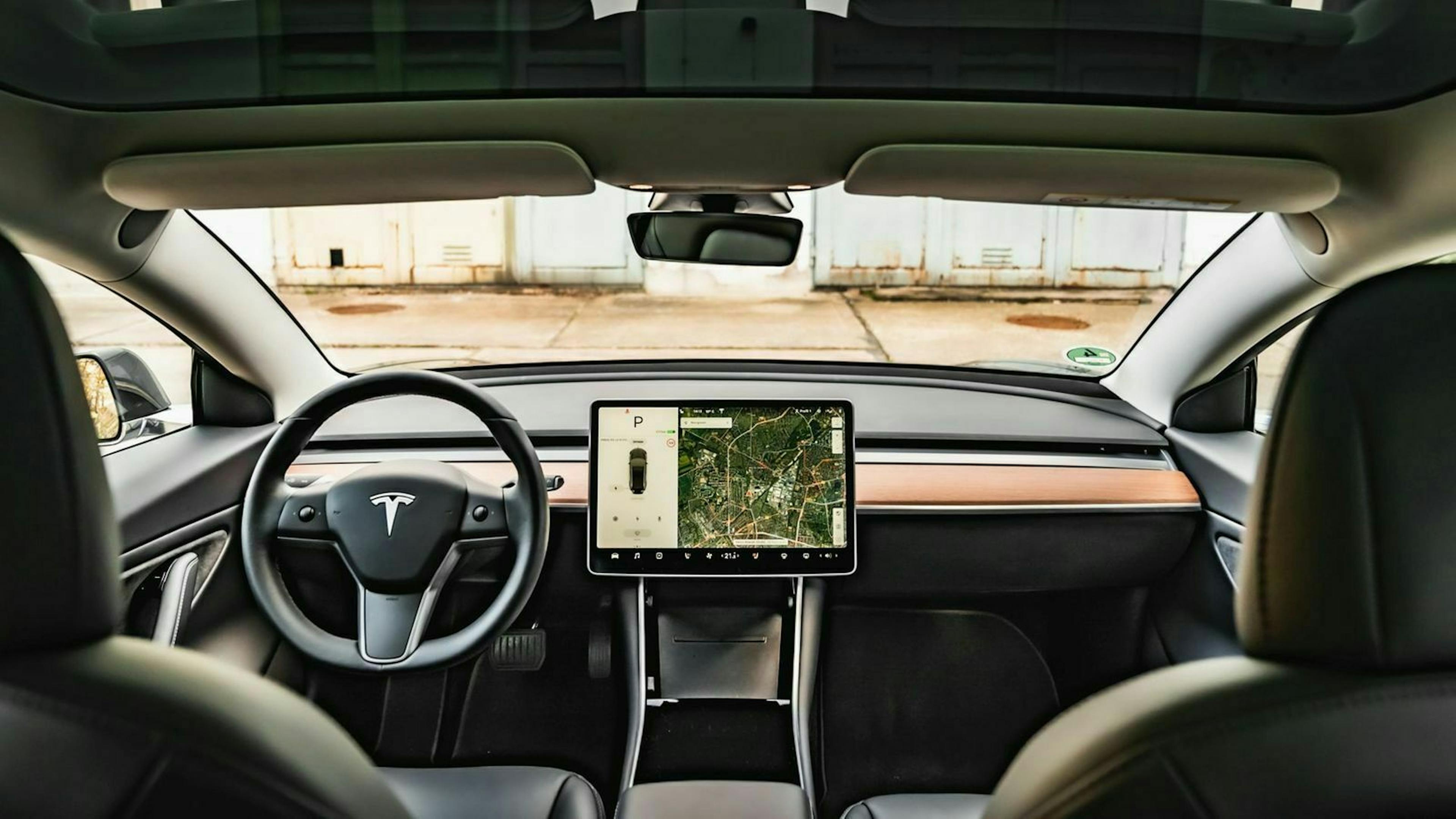 Der Inneraum des Tesla Model 3 mit Sicht auf das Display 