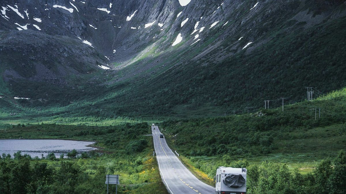 Die norwegische Landschaft bietet mit ihren steilen Bergstraßen atemberaubende Panoramaausblicke.