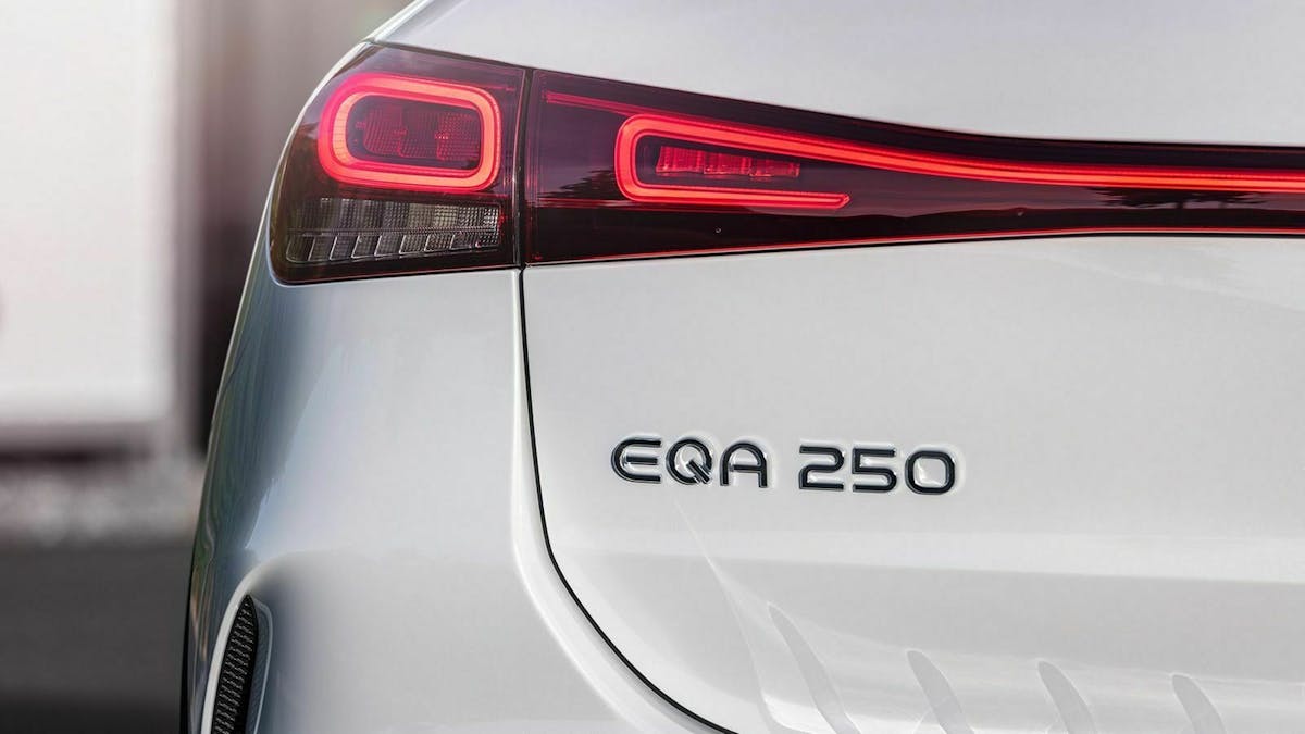 Mercedes EQA (2021) mit SIcht auf die Heckleuchte