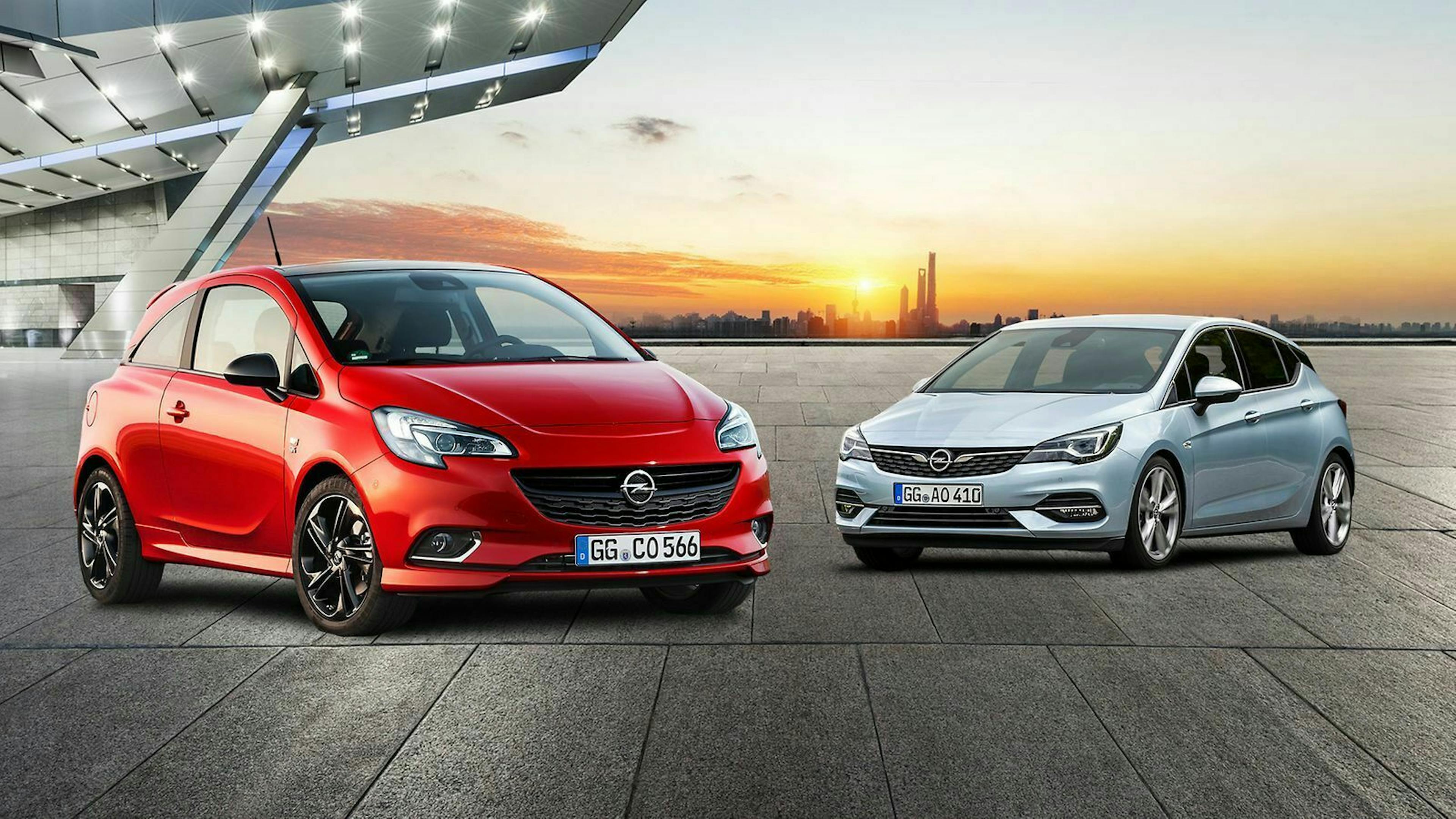 Zu sehen sind der Opel Corsa links und der Opel Astra rechts