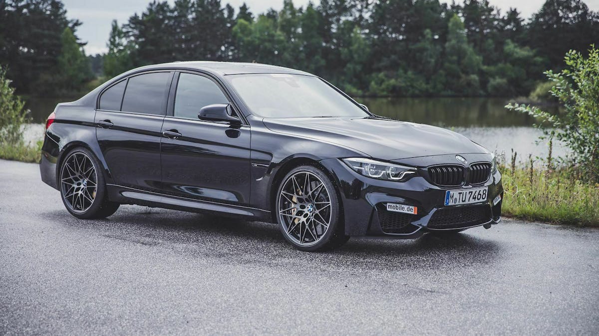 Schwarzer BMW M3 seitliche Frontansicht