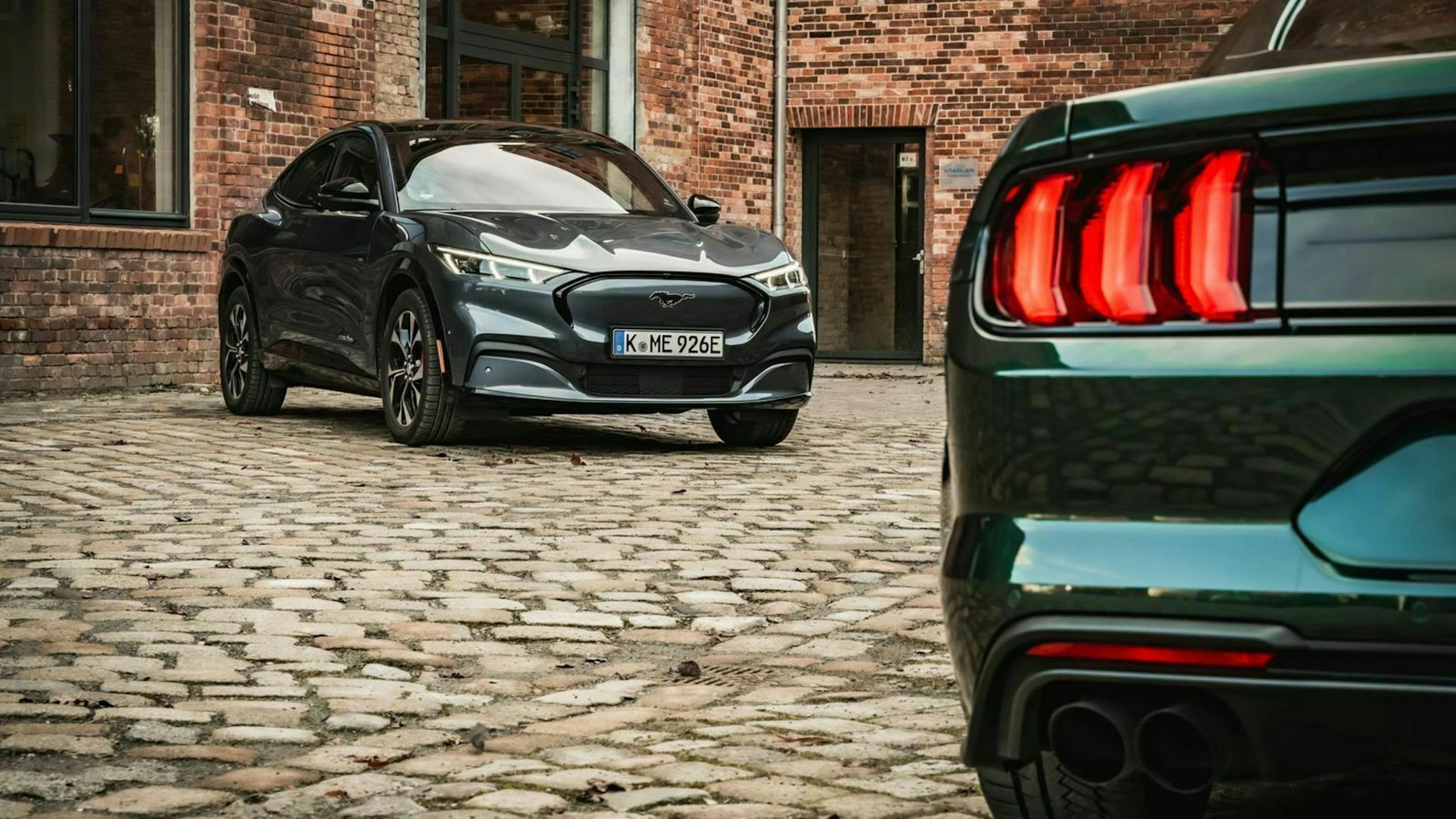Zu sehen sind der Ford Mustang Mach-E und der Ford Mustang Bullitt