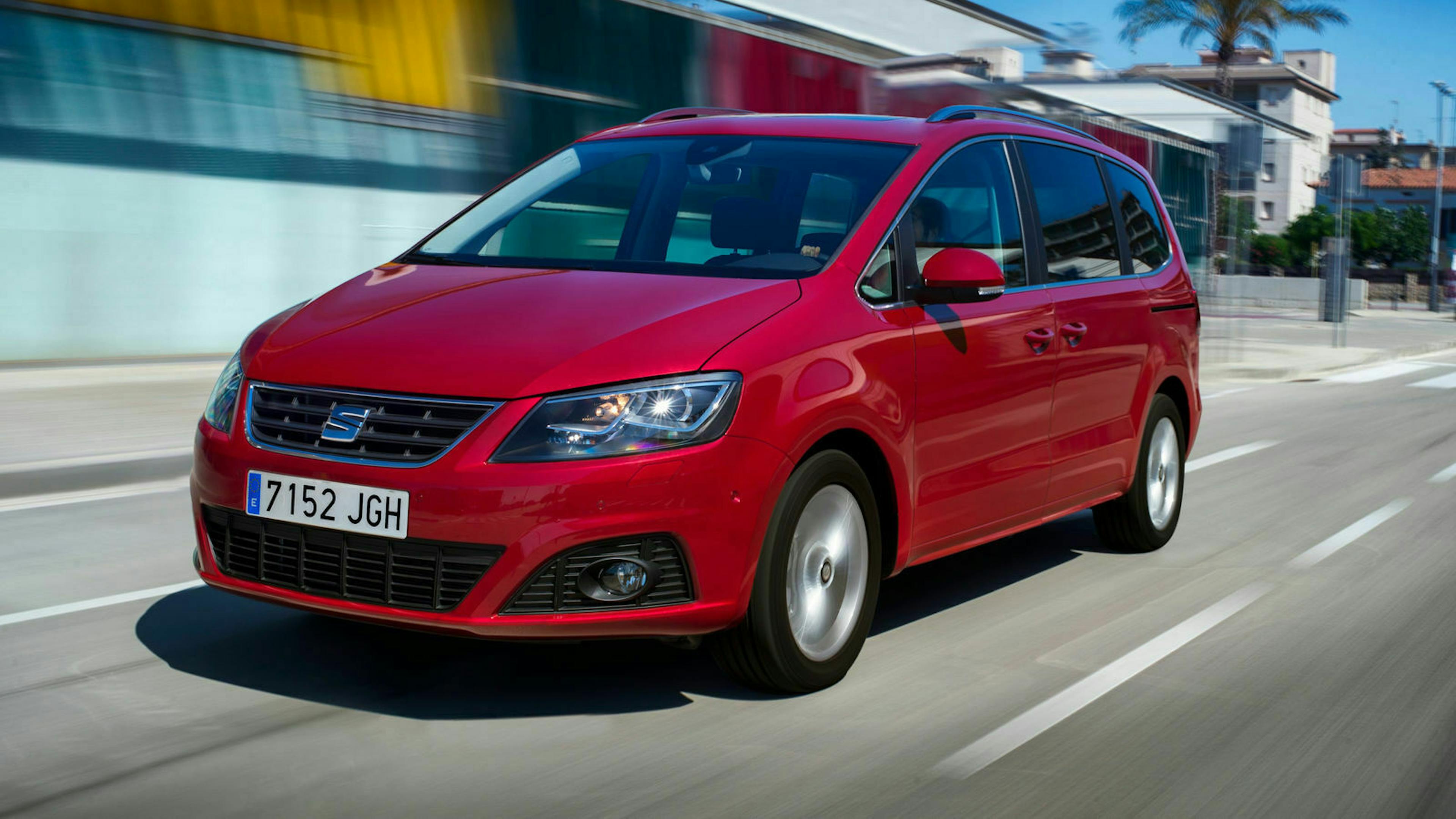 Zu sehen ist der Seat Alhambra, fahrend