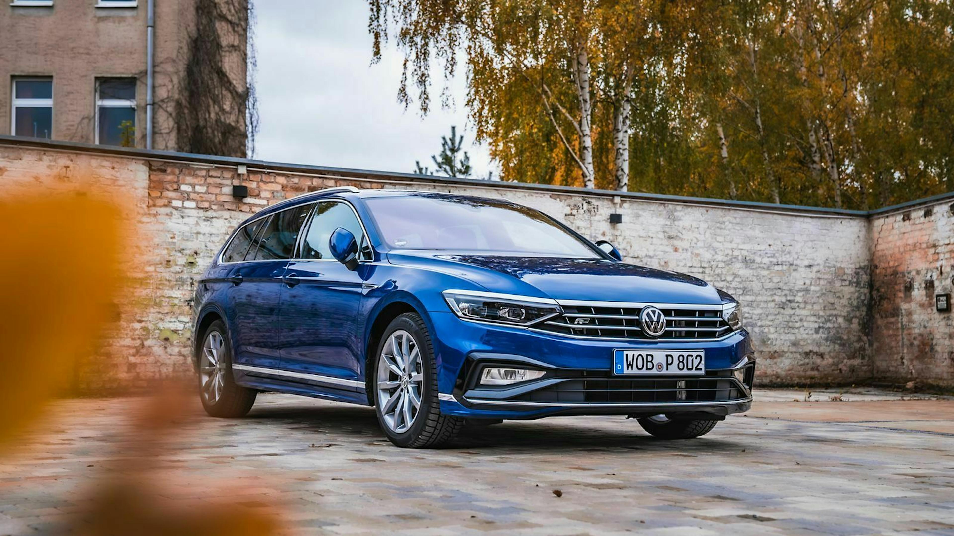 VW Passat in der Ansicht von vorne-rechts, stehend