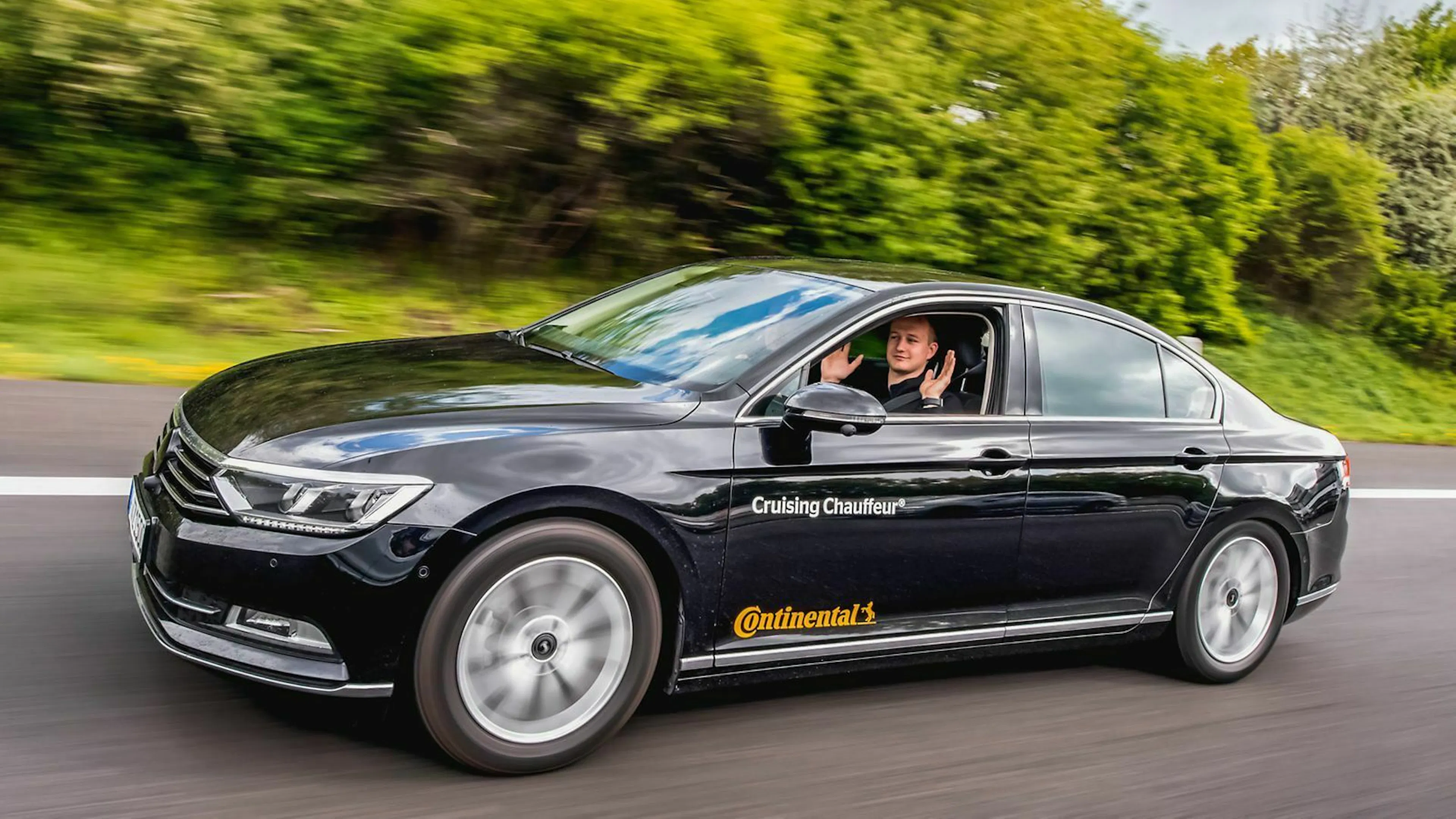 Testingenieur Dennis Scholl fährt in einem Auto mit dem von Continental entwickelten System «Cruising Chauffeur»