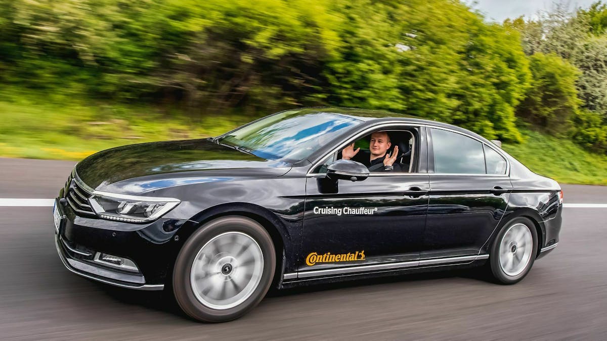 Testingenieur Dennis Scholl fährt in einem Auto mit dem von Continental entwickelten System «Cruising Chauffeur»