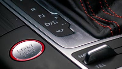 Nahaufnahme des Start-Knopfes eines Automatik-PKW