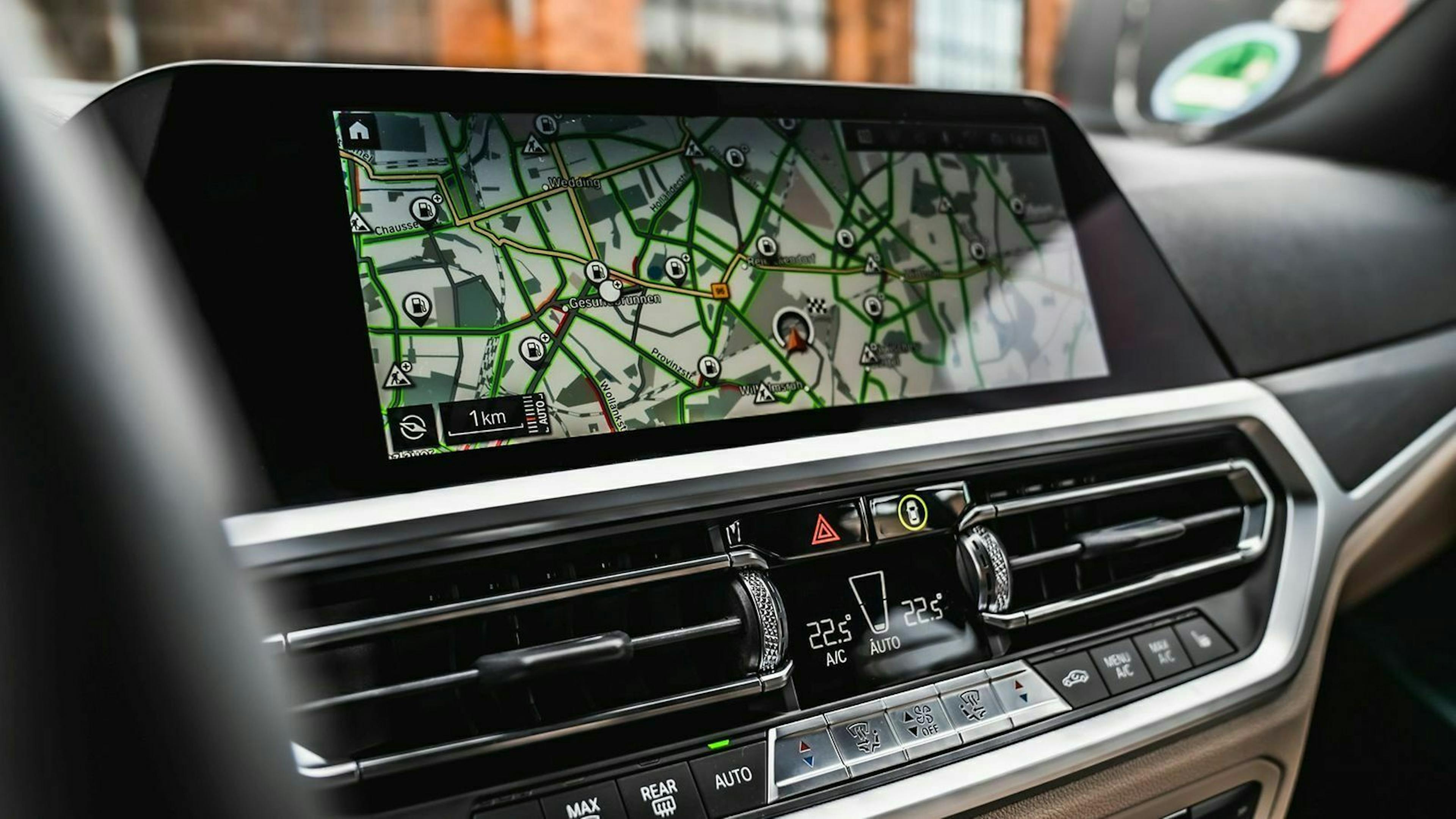 Zu sehen ist der Infotainment-Bildschirm des BMW 320d Touring