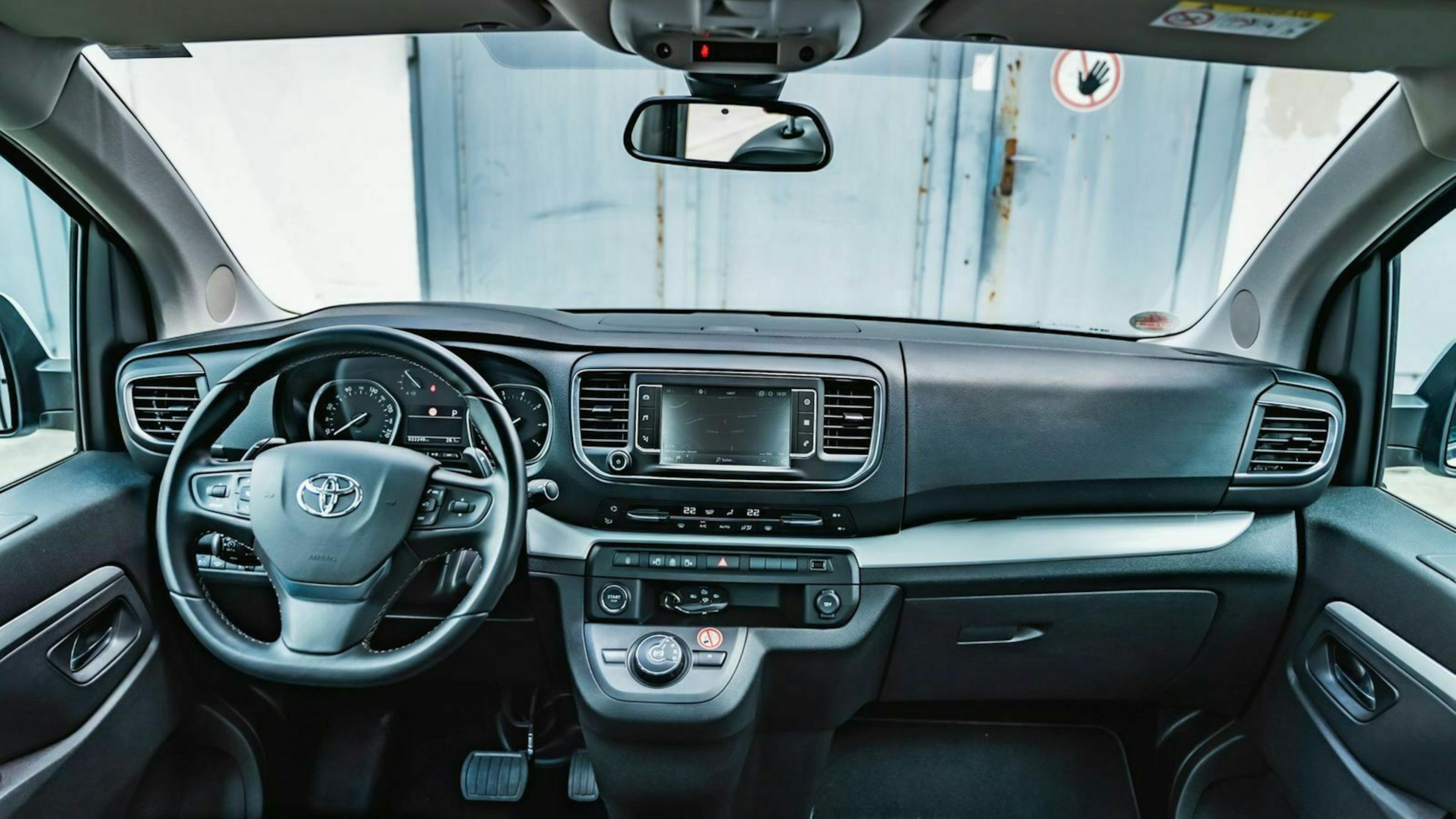 Zu sehen ist das Cockpit des Toyota ProAce Verso