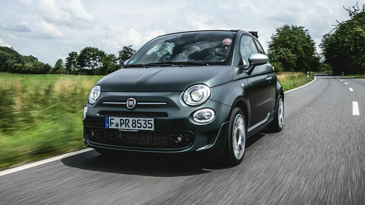 Zu sehen ist der Fiat 500 in schwarzer Lackierung