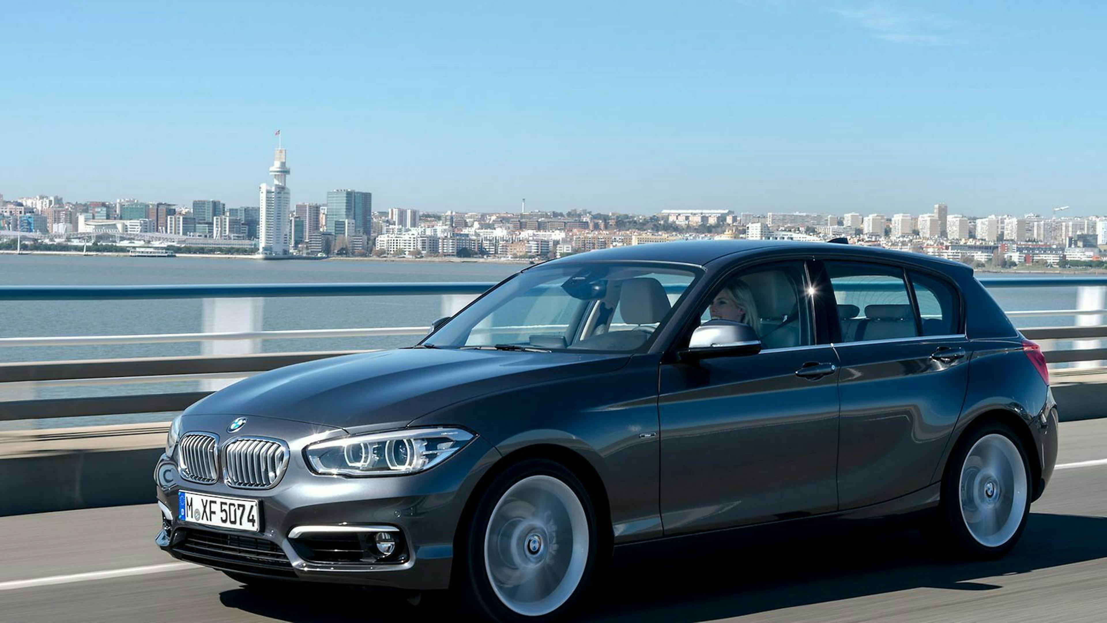Zu sehen ist der BMW 120 xDrive 5dr von vorn. Er ist grau-metallic lackiert