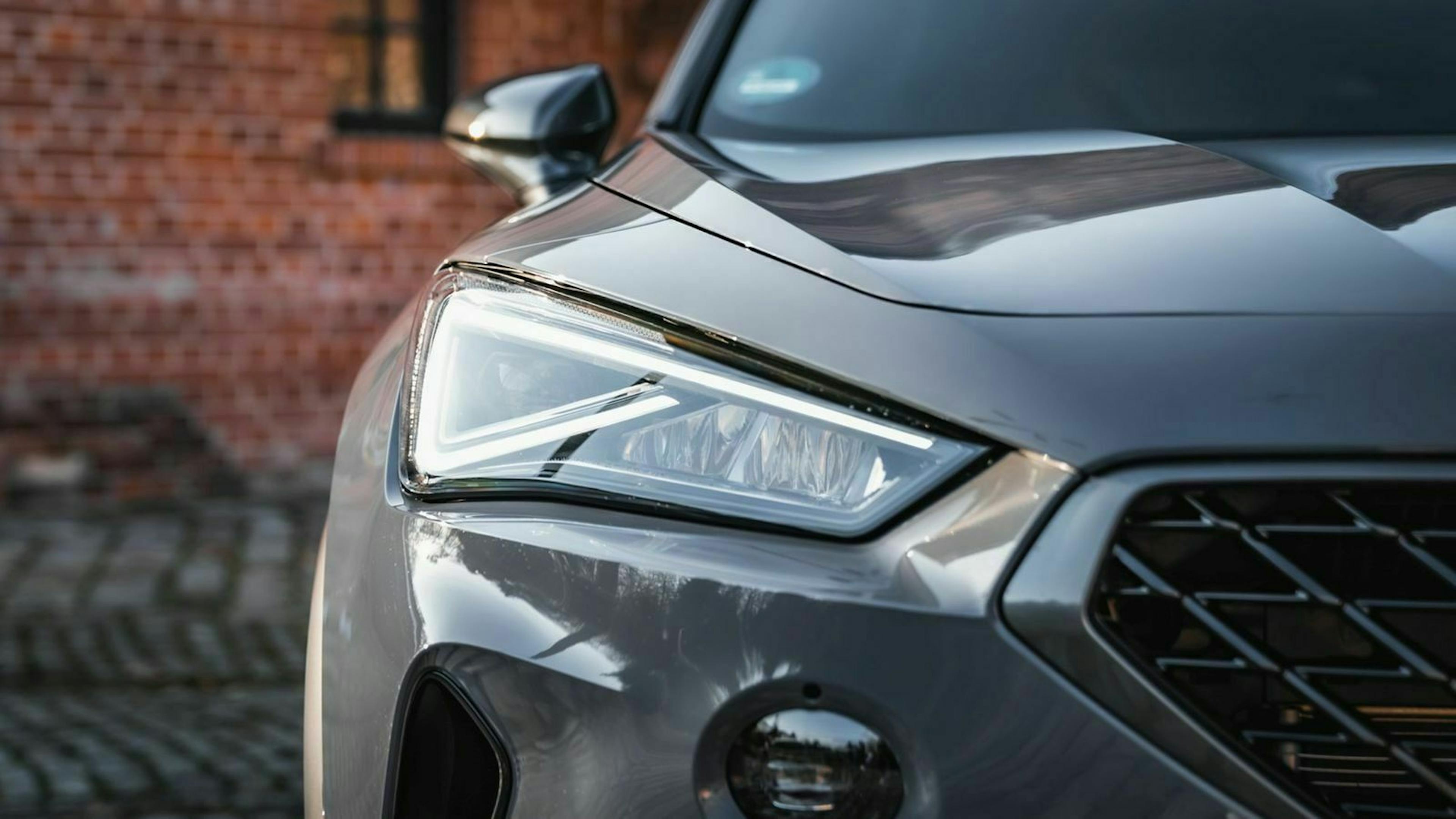 Zu sehen ist ein Scheinwerfer des Cupra Formentor 