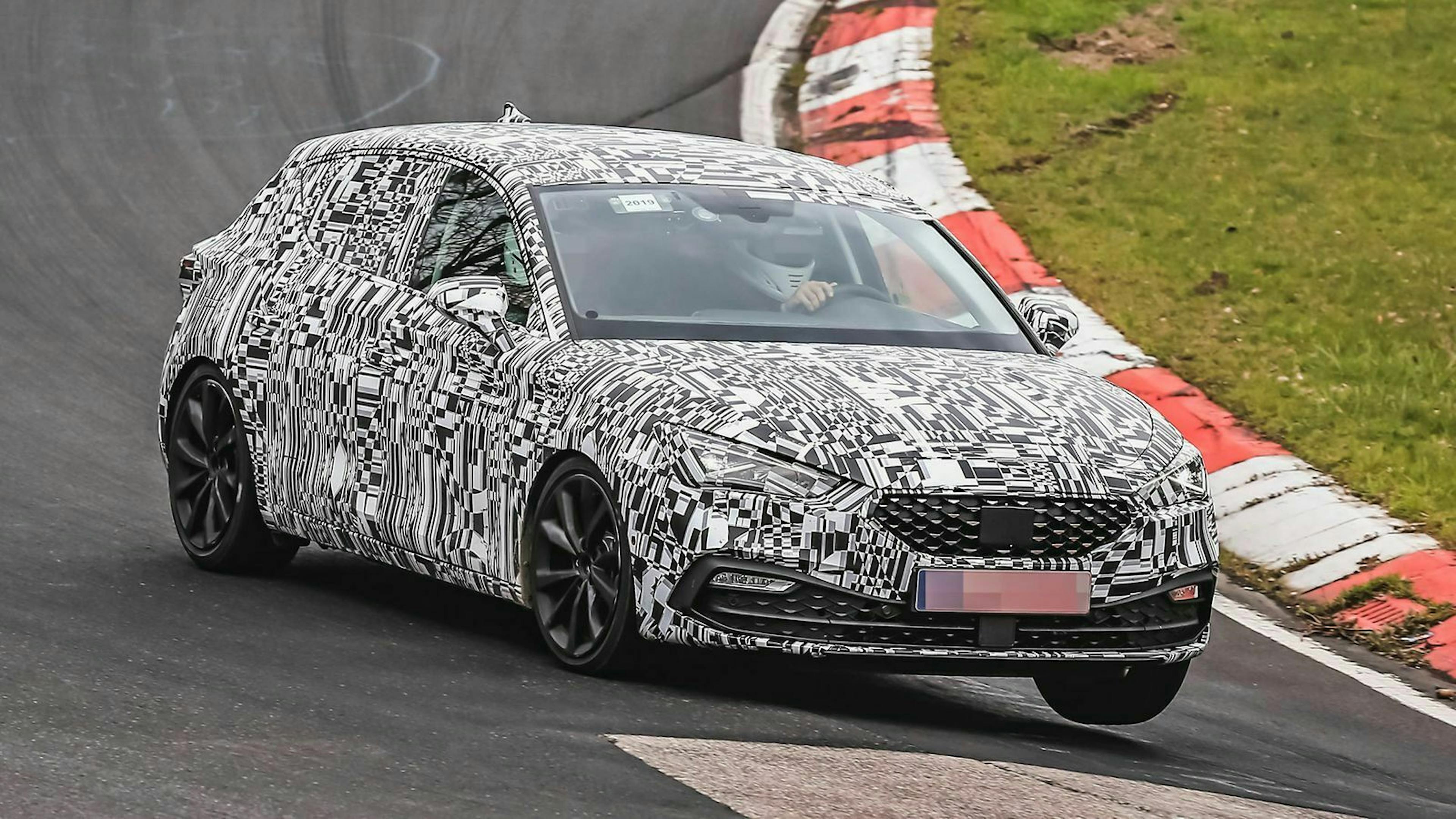 Seat Leon Erlkönig in der Ansicht von vorne-rechts, fahrend auf einer Rennstrecke