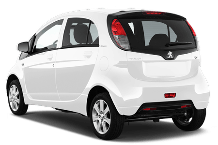 Weißer Peugeot Kleinwagen, Seiten- und Rückansicht. Auffällig sind die großen Rückleuchten und das kompakte Design des Autos.