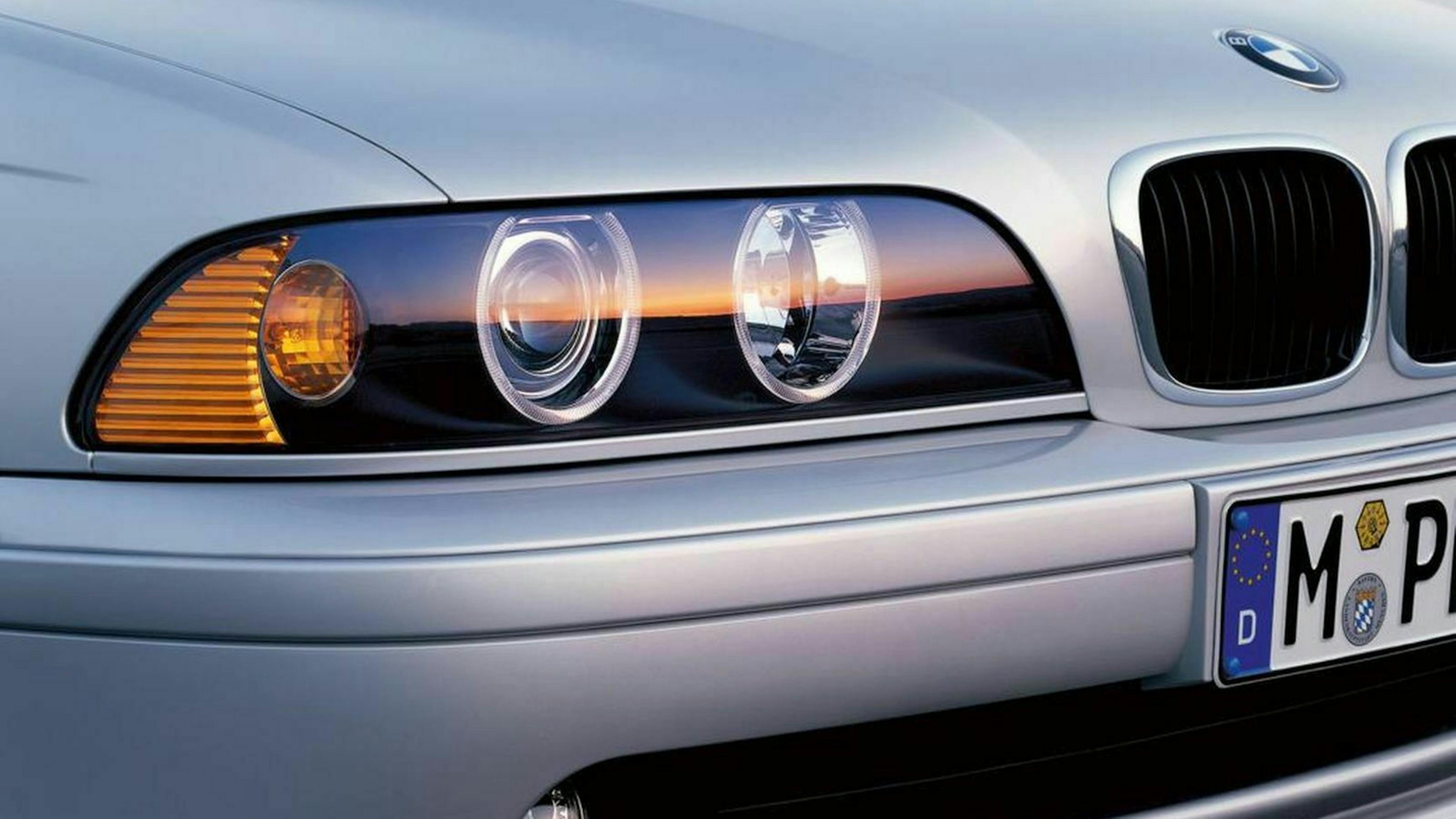Zu sehen sind die Scheinwerfer des BMW 5er E39 